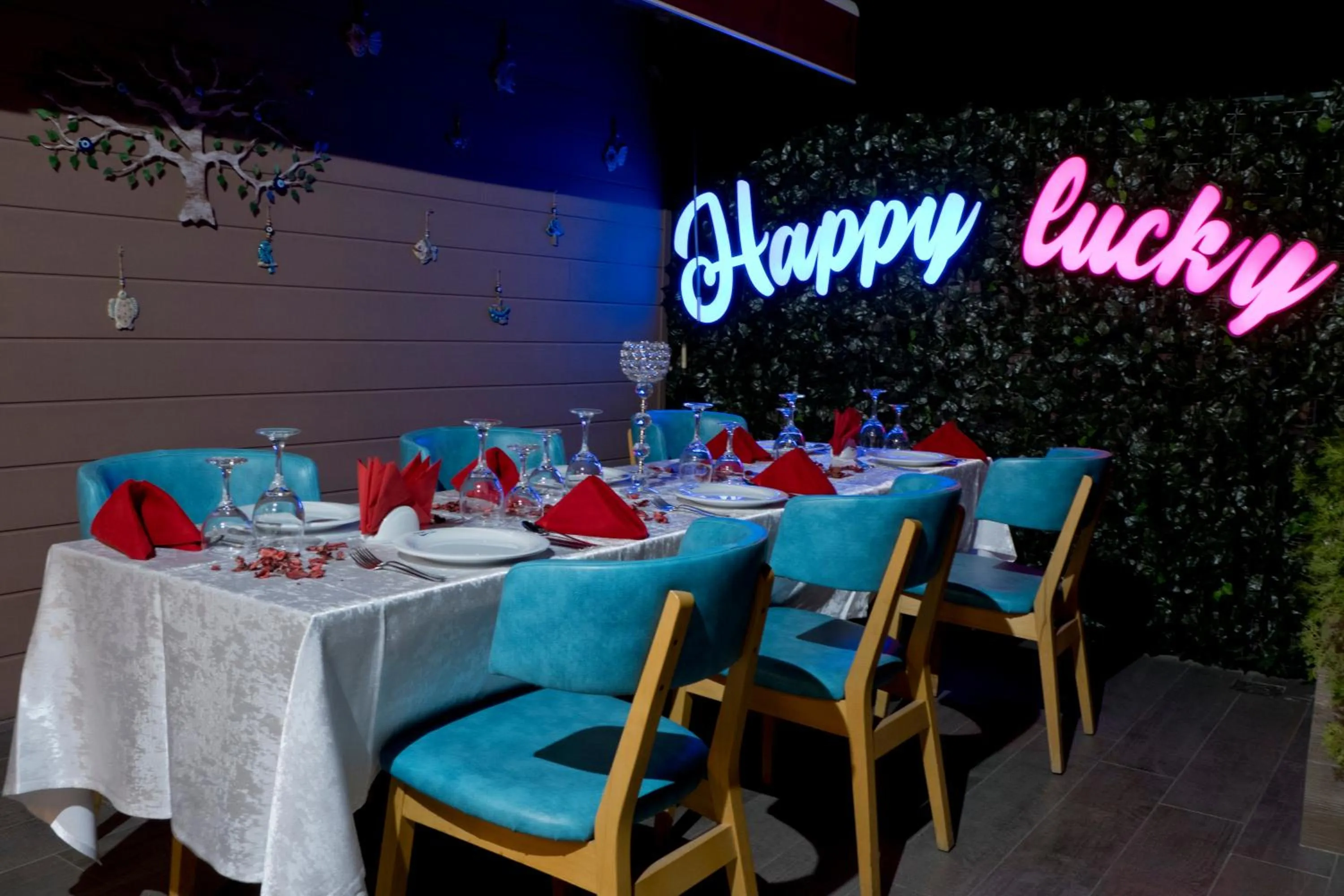 Restaurant/places to eat in Forum Suite Otel