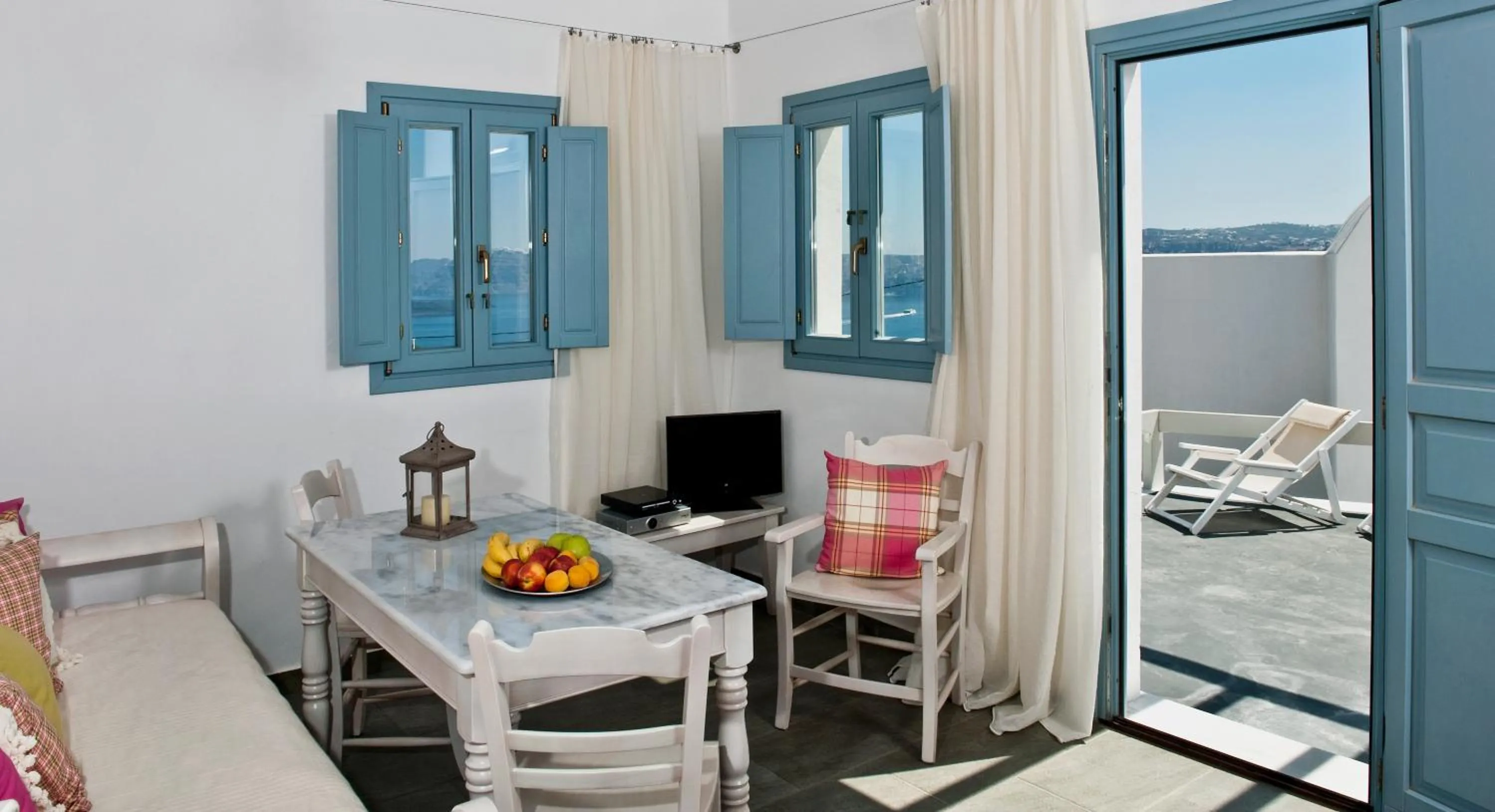 Dining area in Aura Marina Apartments Santorini