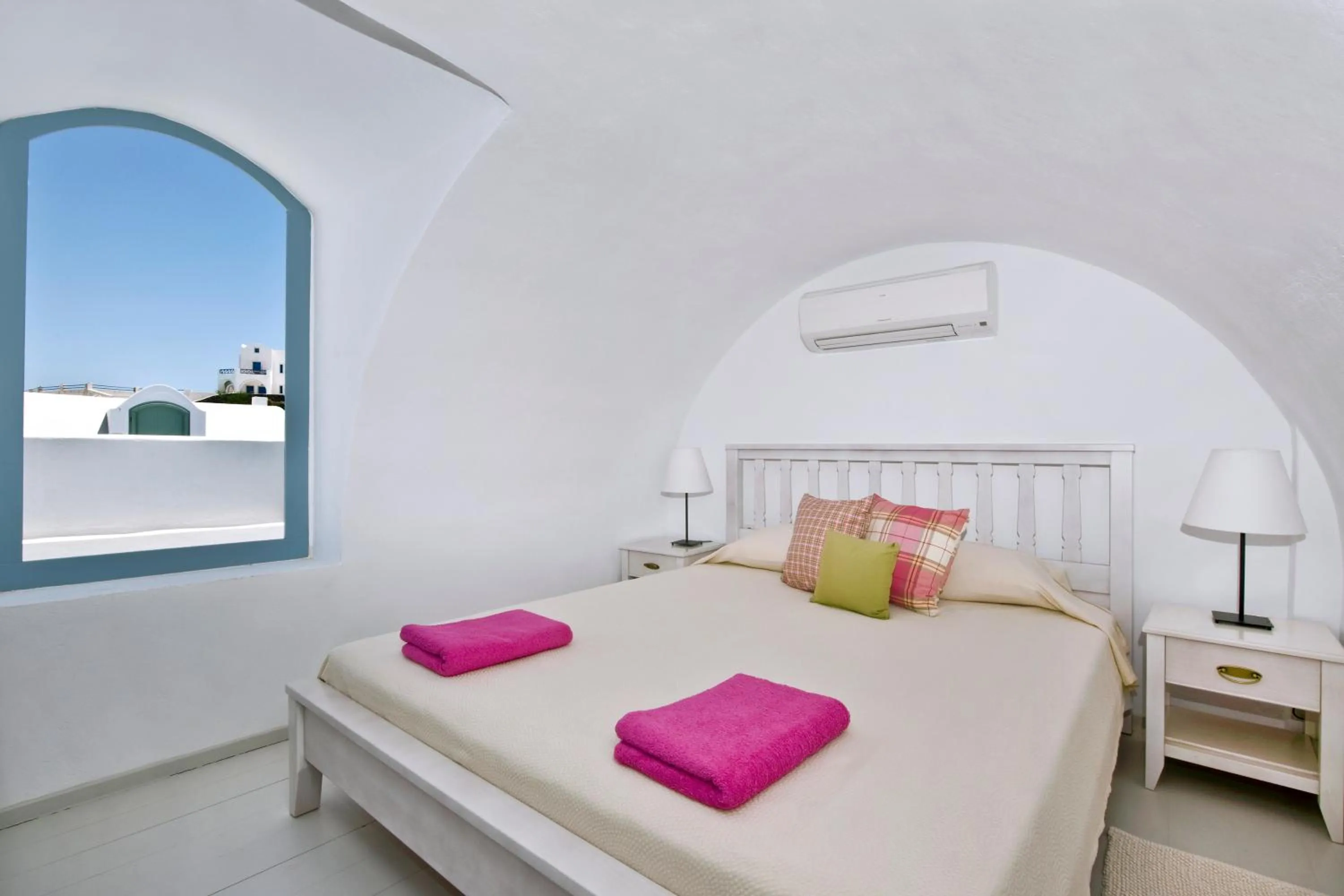 Bed in Aura Marina Apartments Santorini