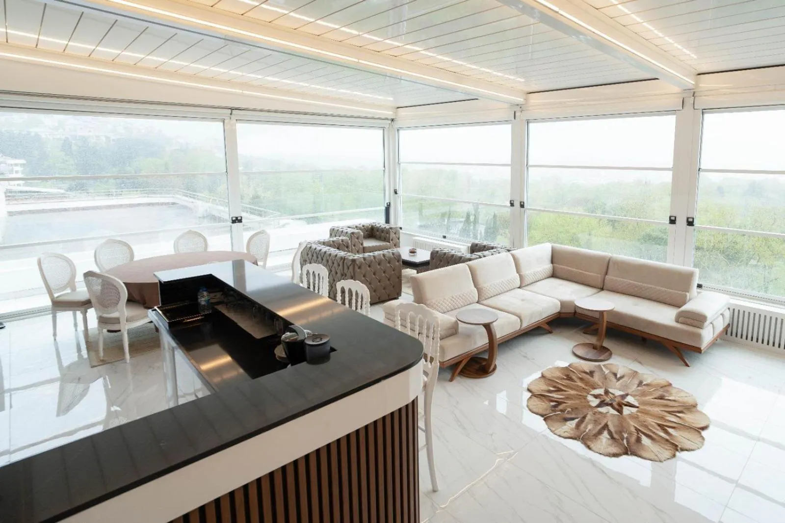 Living room in Golden Pars Hotel