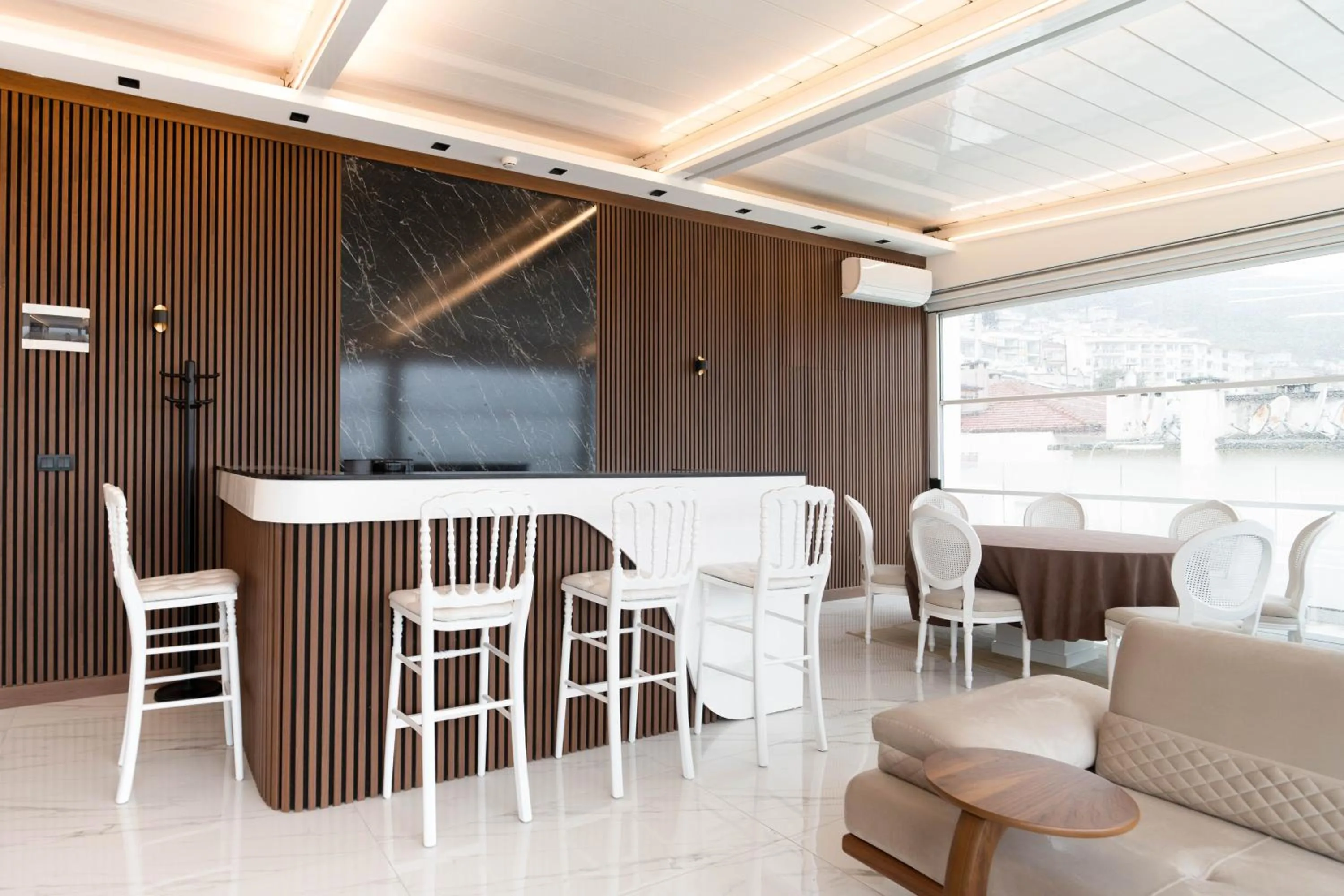 Lounge or bar in Golden Pars Hotel