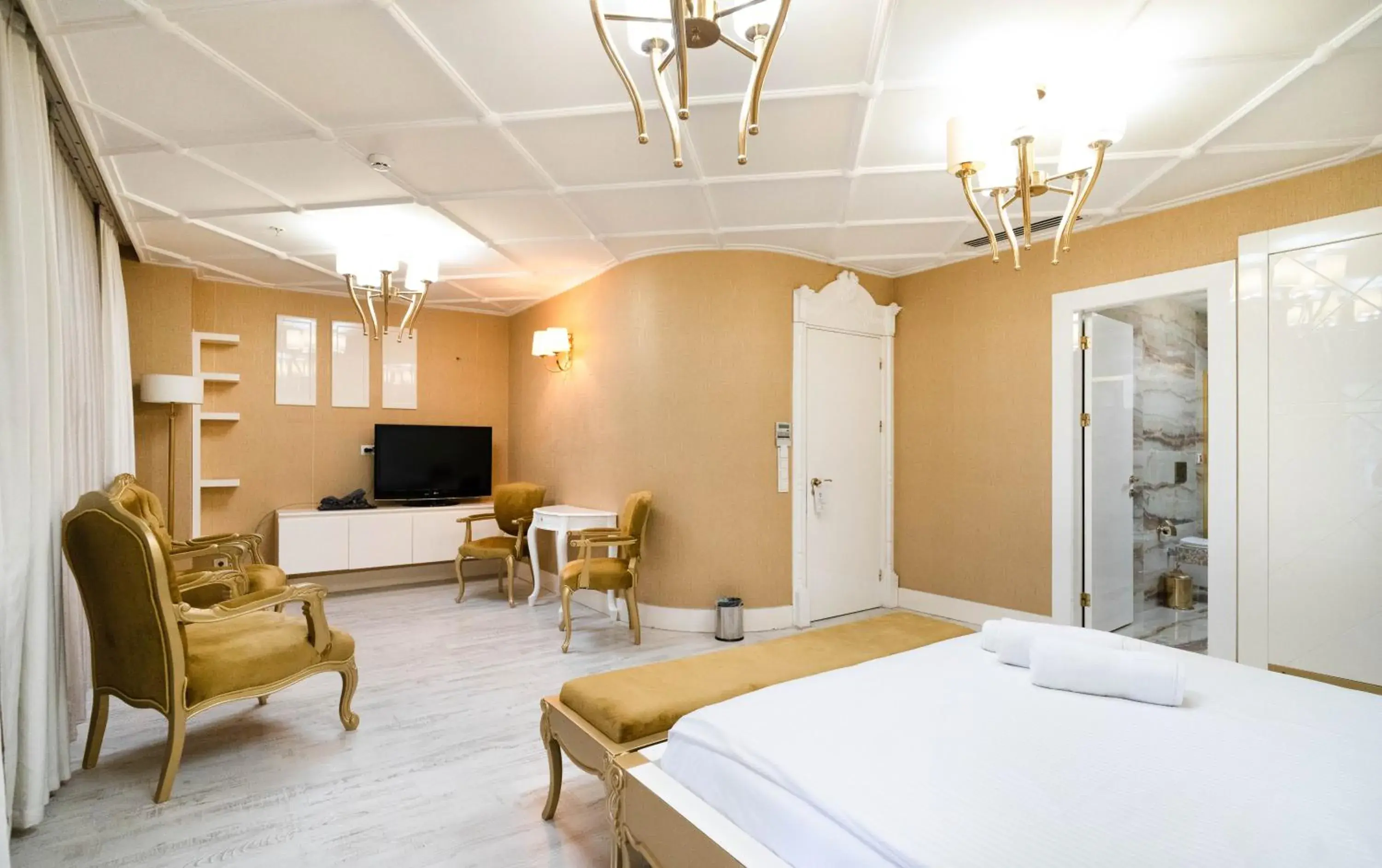 Photo of the whole room, Bed in Golden Pars Hotel Photo of the whole room, Bed in Golden Pars Hotel