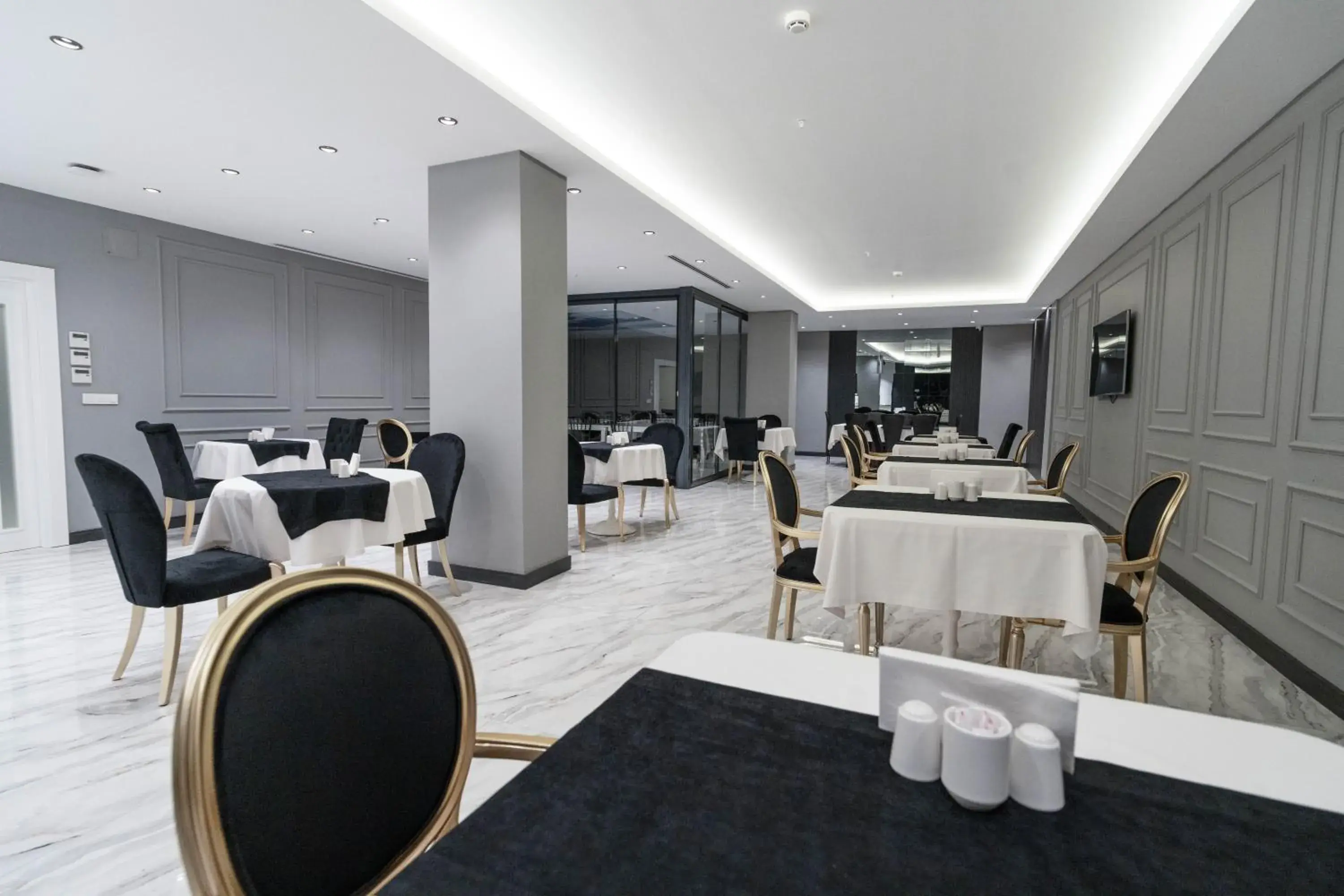 Restaurant/places to eat in Golden Pars Hotel Restaurant/places to eat in Golden Pars Hotel