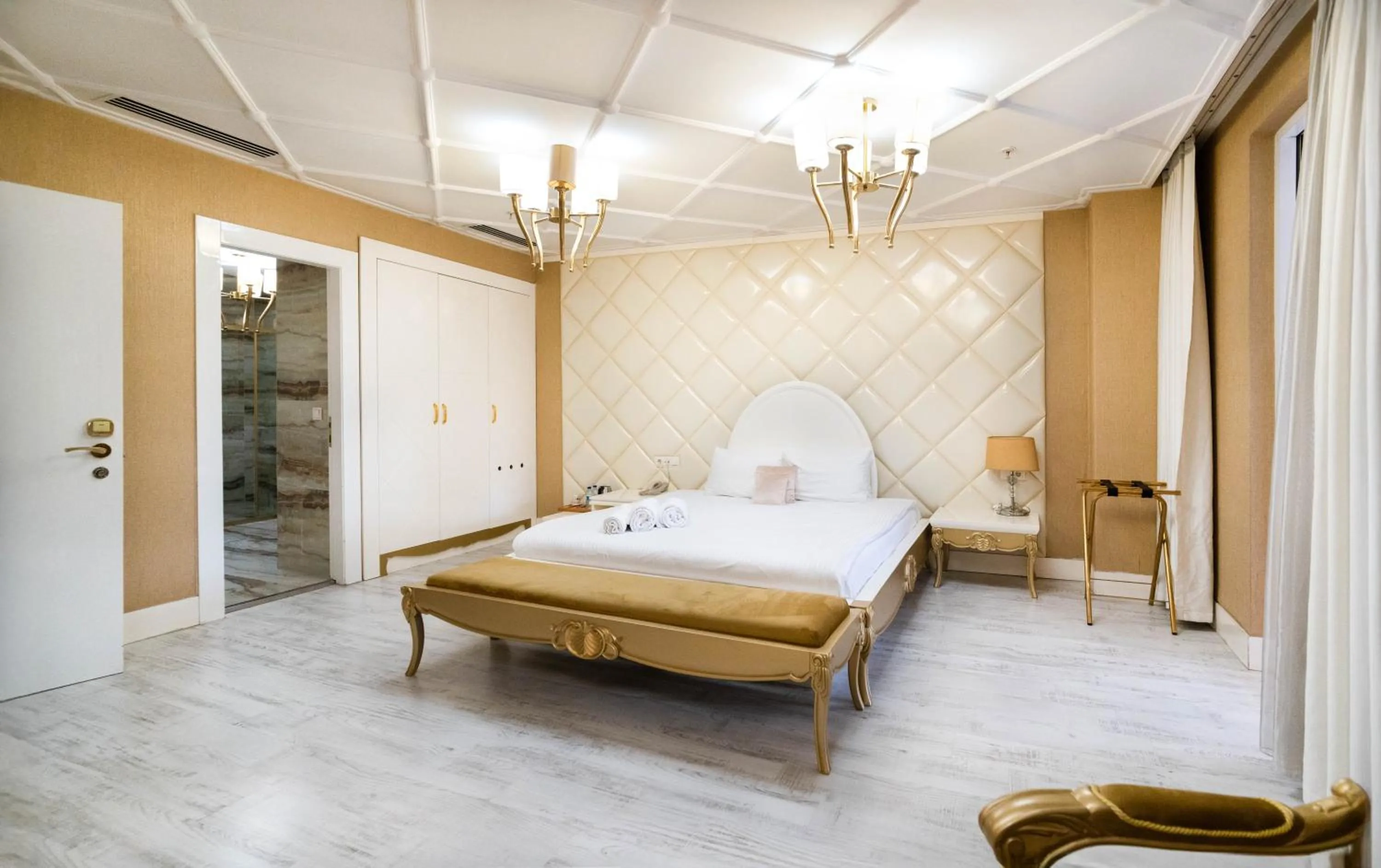 Photo of the whole room, Bed in Golden Pars Hotel