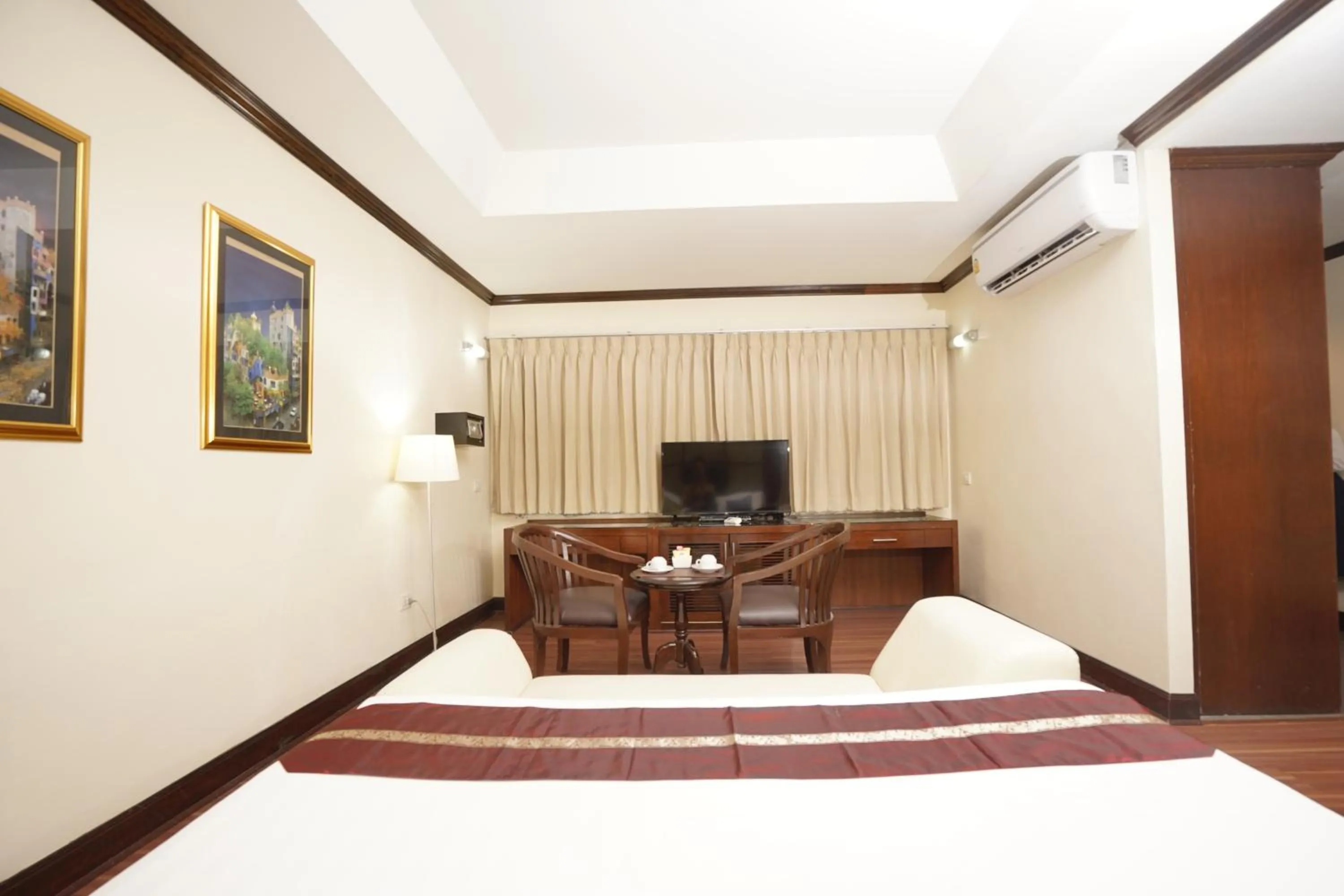 Bed in Grand Business Inn