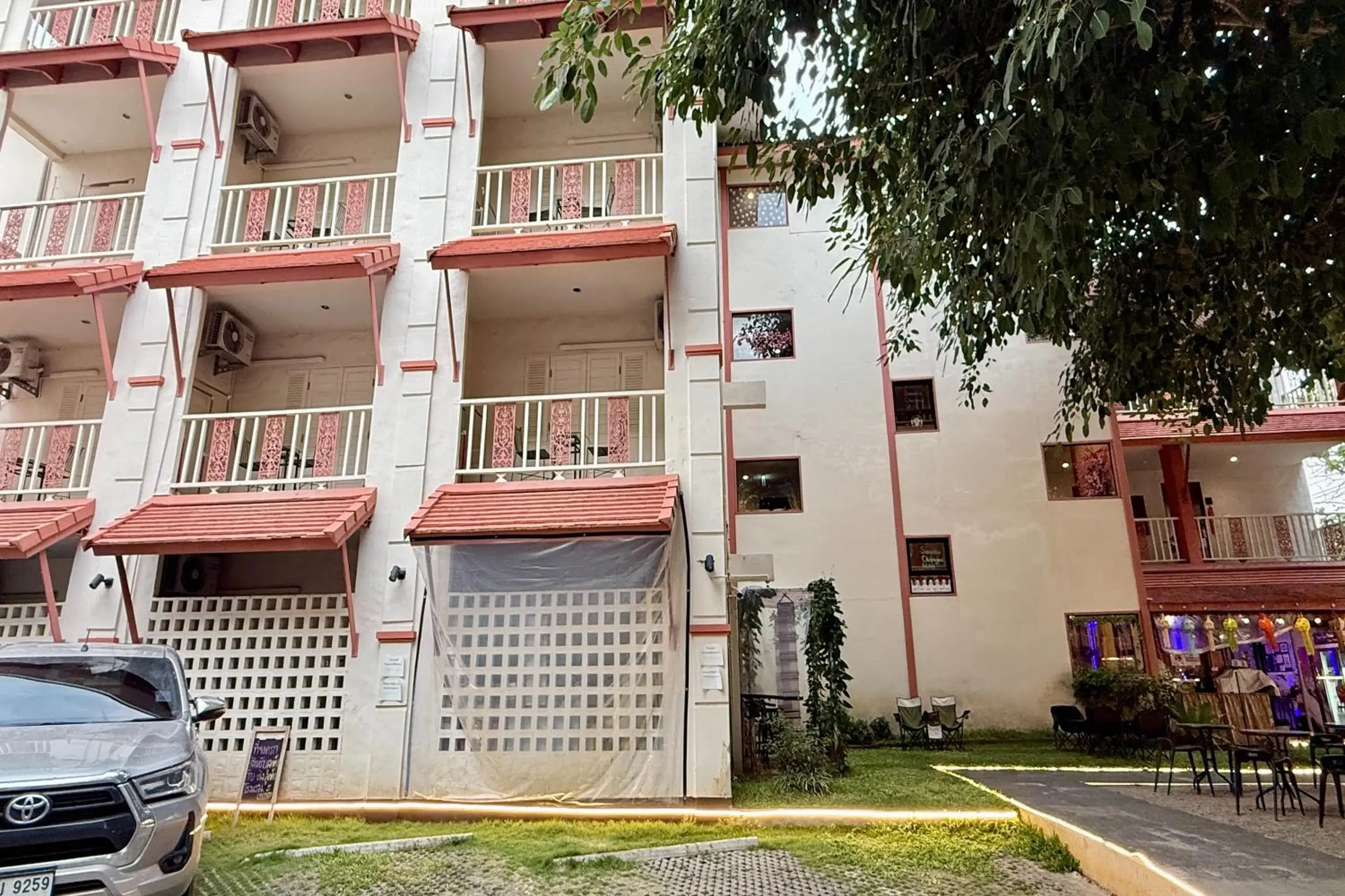 Property building in Sabaidee Chiangmai Hotel Property building in Sabaidee Chiangmai Hotel