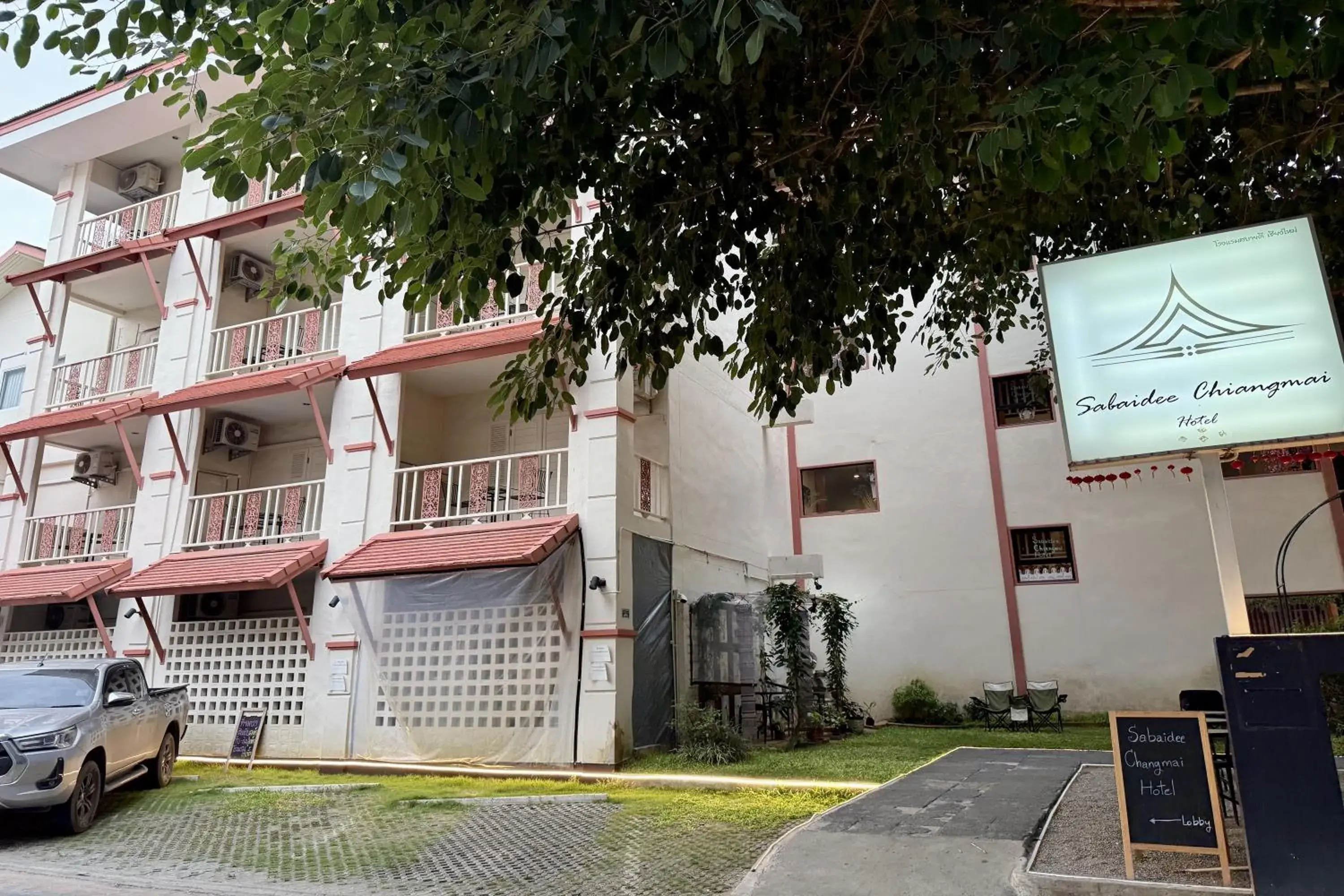 Property building in Sabaidee Chiangmai Hotel Property building in Sabaidee Chiangmai Hotel