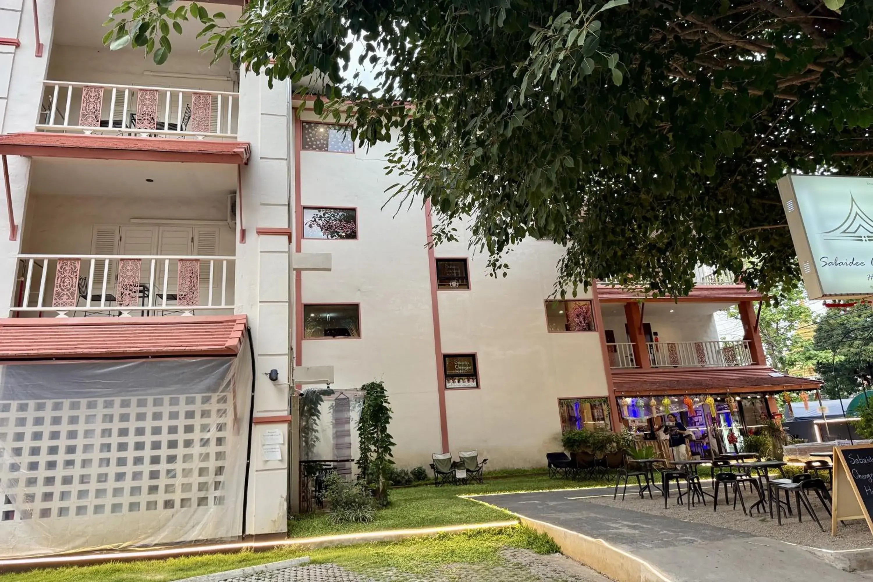 Property building in Sabaidee Chiangmai Hotel Property building in Sabaidee Chiangmai Hotel