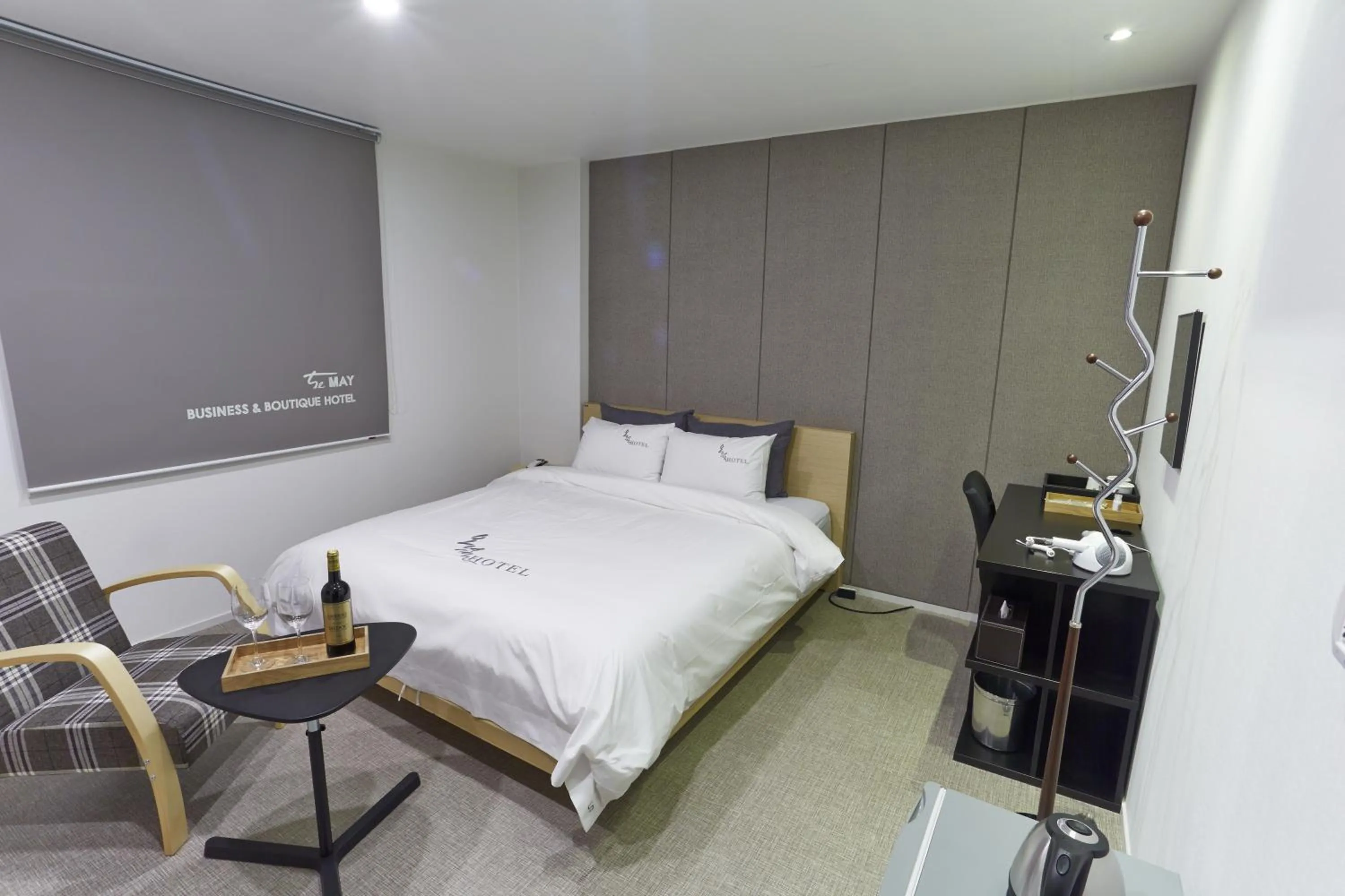 Photo of the whole room, Bed in Hotel The May