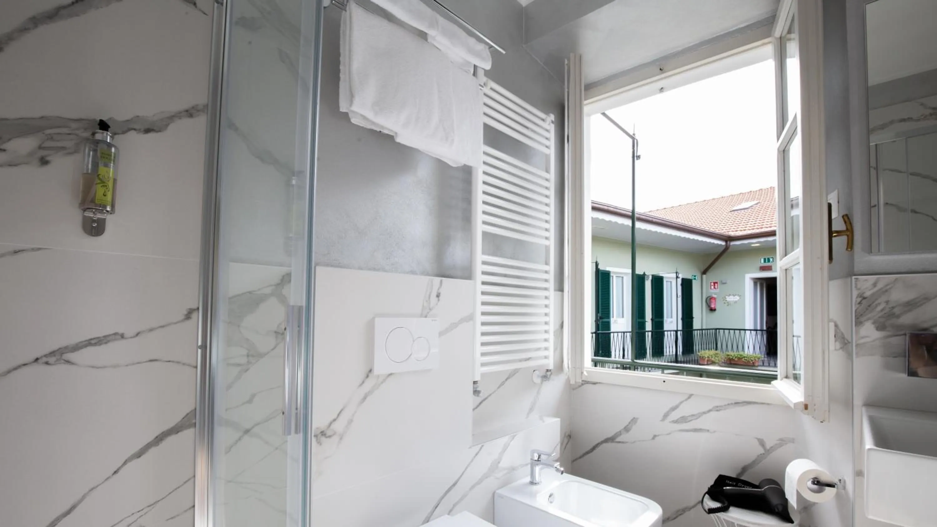 Bathroom in Albergo Pesce D'oro