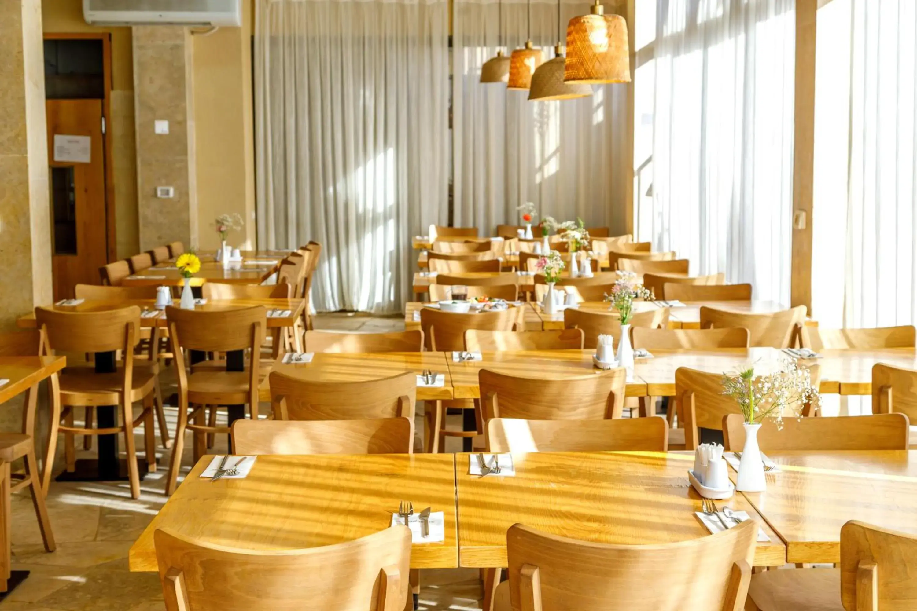 Restaurant/places to eat in Ramon Suites by Smart Hotels Restaurant/places to eat in Ramon Suites by Smart Hotels