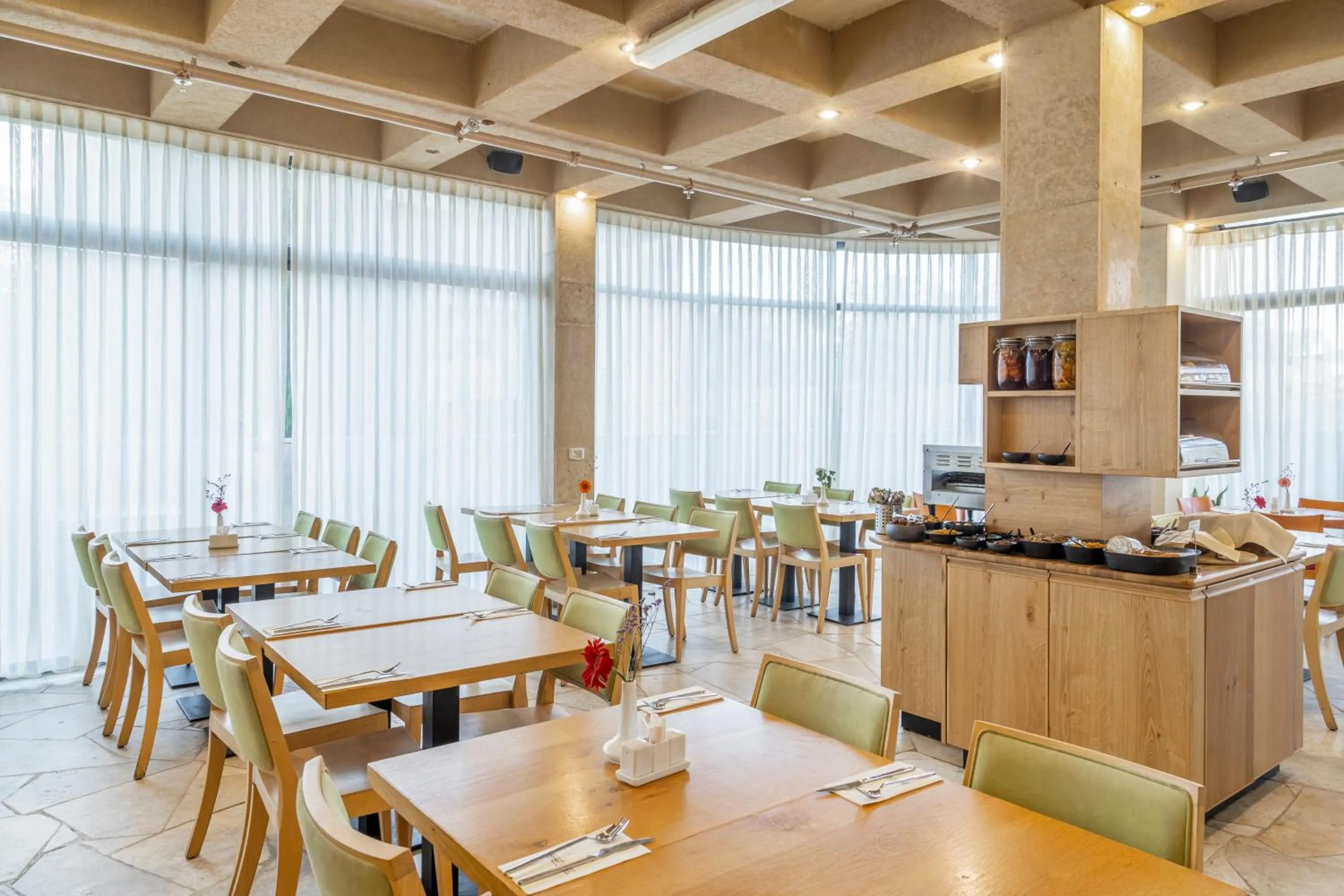 Restaurant/places to eat in Ramon Suites by Smart Hotels