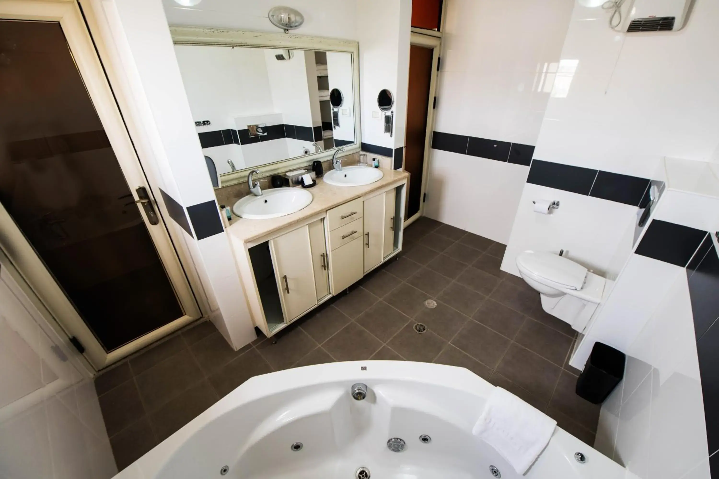 Hot Tub, Bed in Ramon Suites by Smart Hotels Hot Tub, Bed in Ramon Suites by Smart Hotels