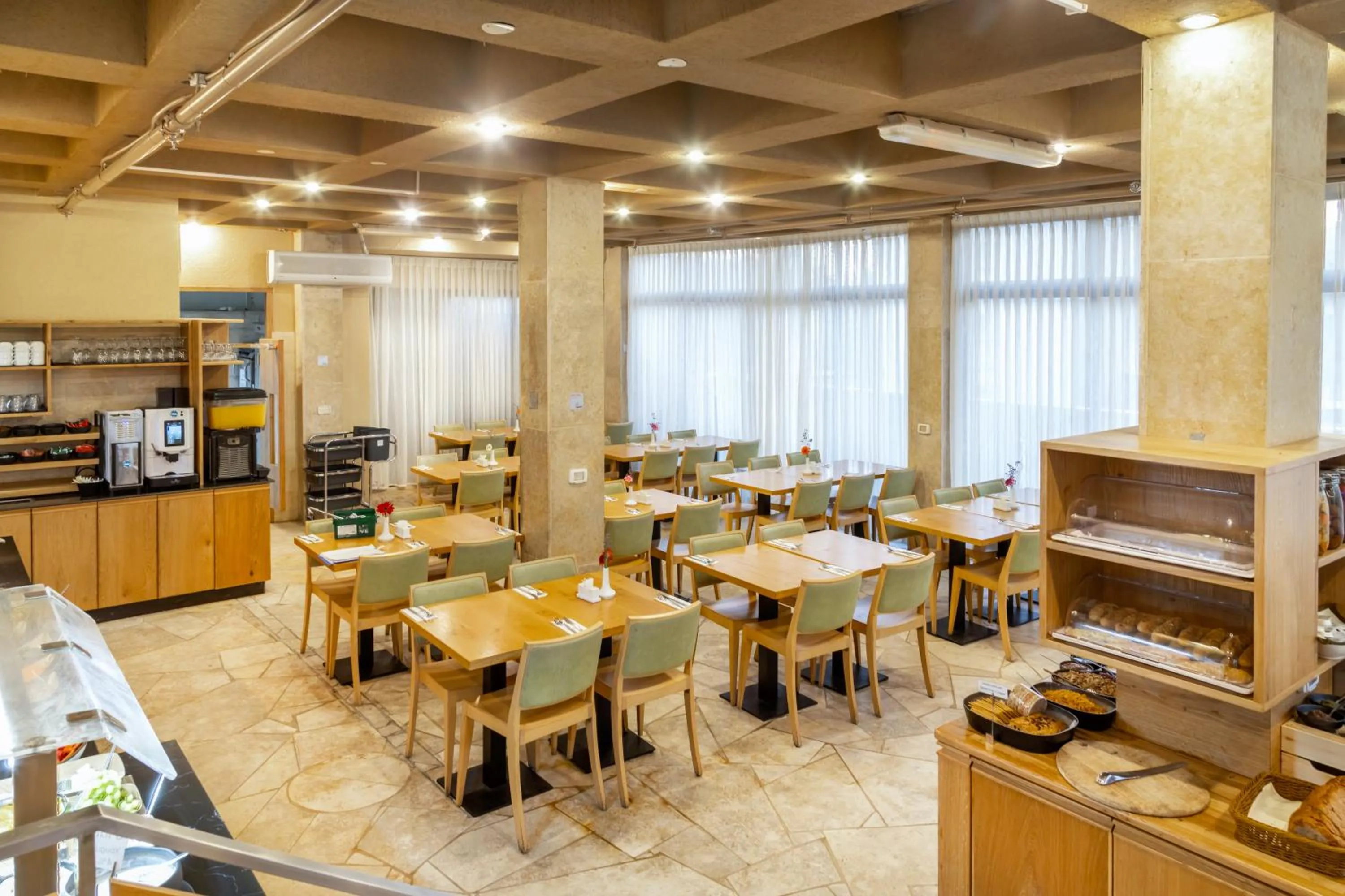 Restaurant/places to eat in Ramon Suites by Smart Hotels