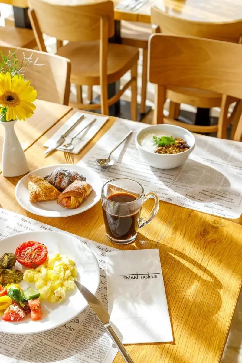 Restaurant/places to eat in Ramon Suites by Smart Hotels Restaurant/places to eat in Ramon Suites by Smart Hotels