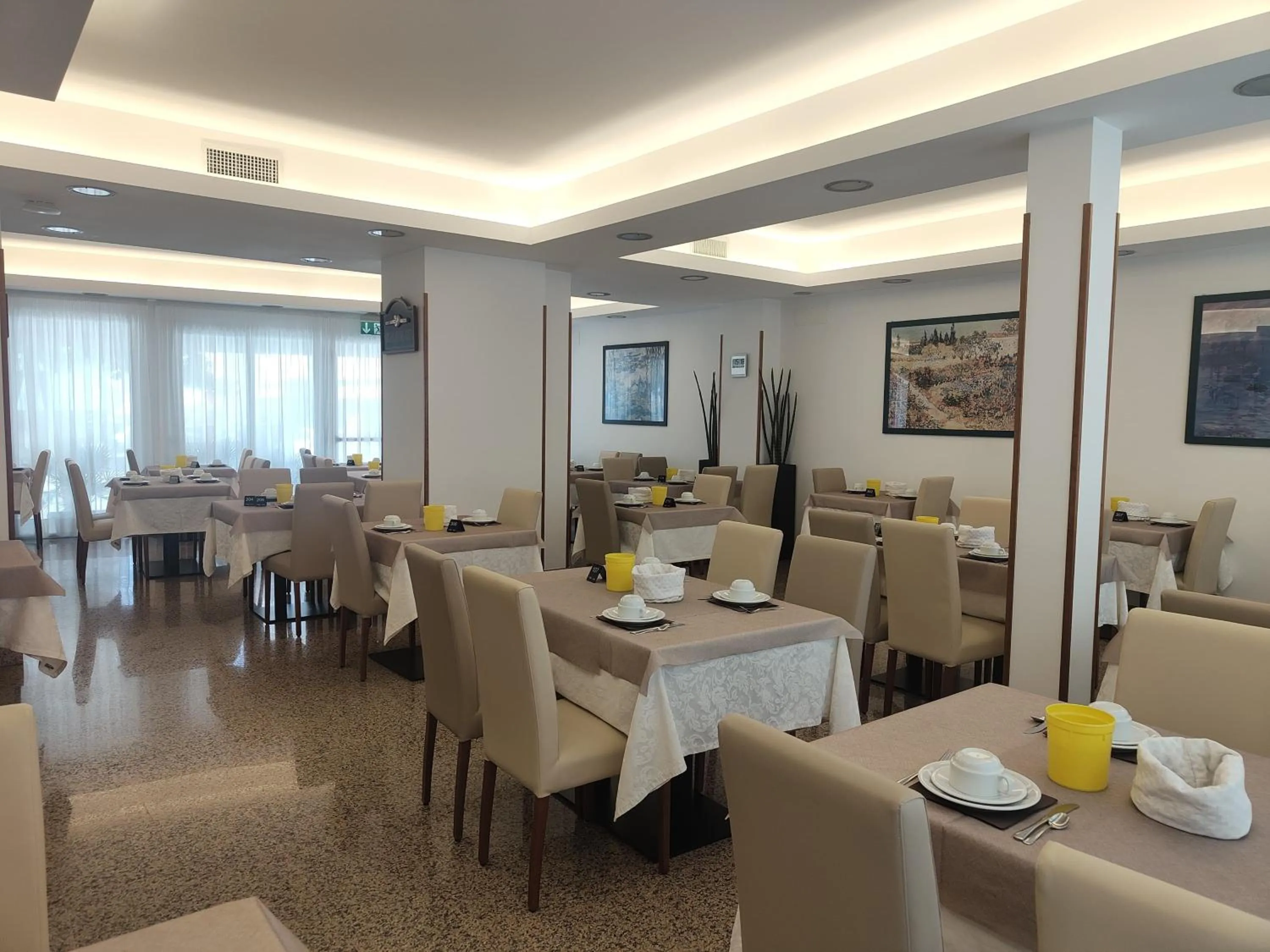 Restaurant/places to eat in Hotel Anna