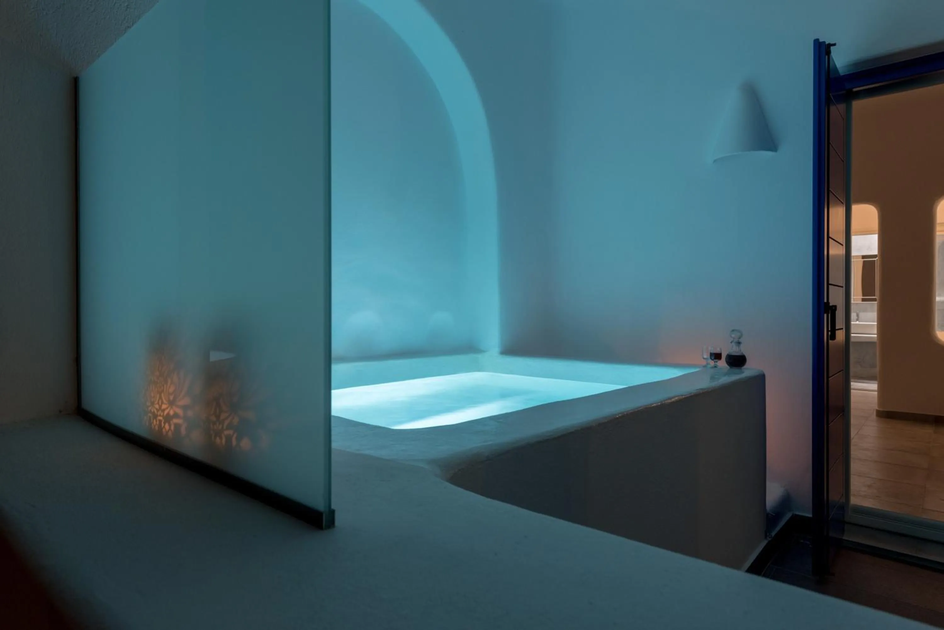 Hot Tub, Bed in Anemomilos