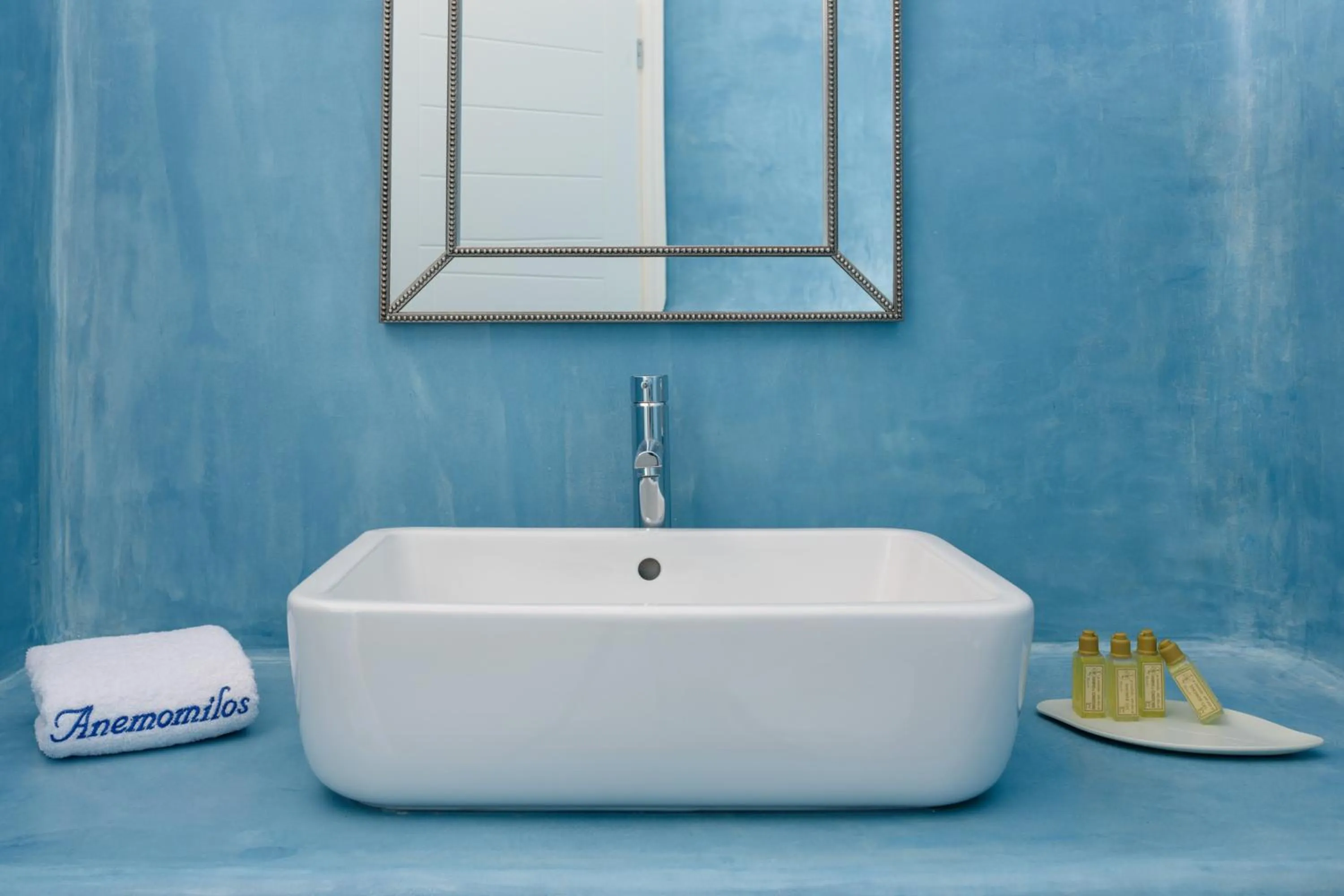 Bathroom in Anemomilos