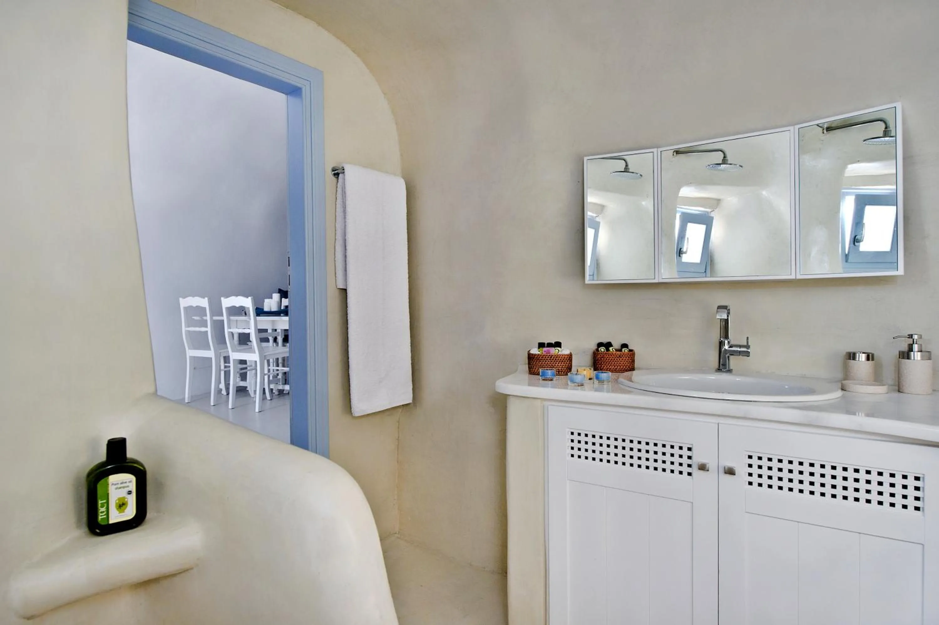 Shower in Anemomilos