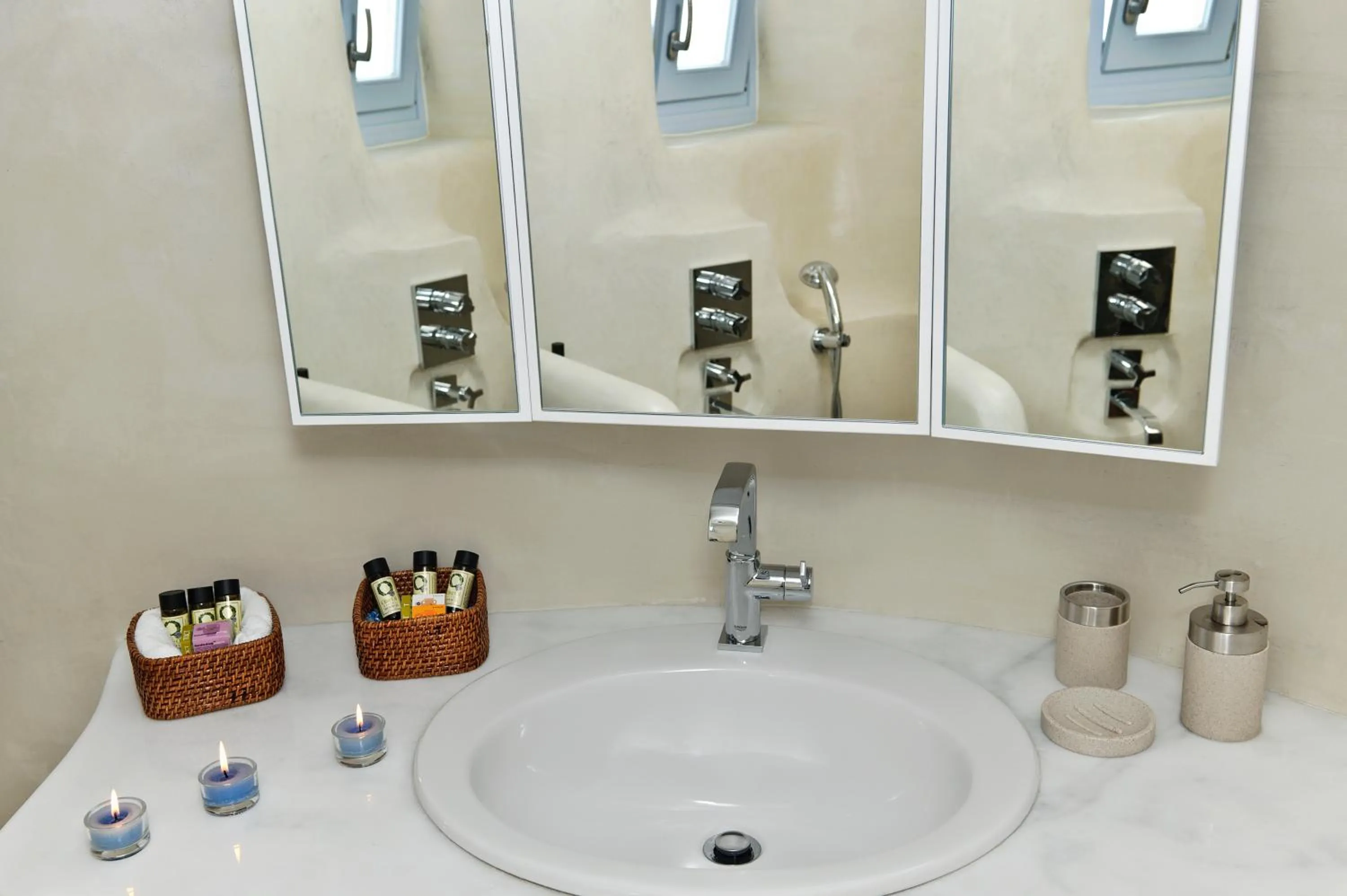 Shower in Anemomilos