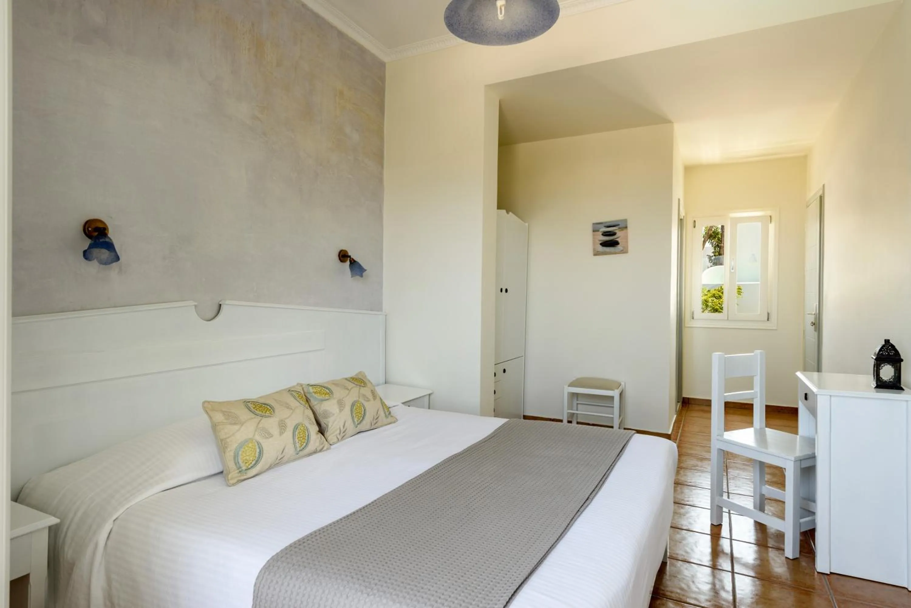 Photo of the whole room, Bed in Anemomilos