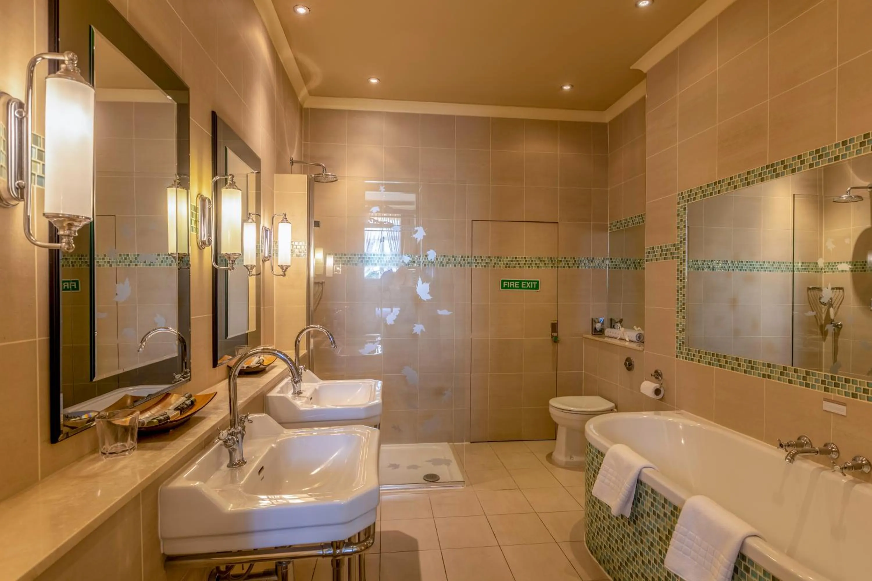 Bathroom in St Michael's Manor Hotel - St Albans