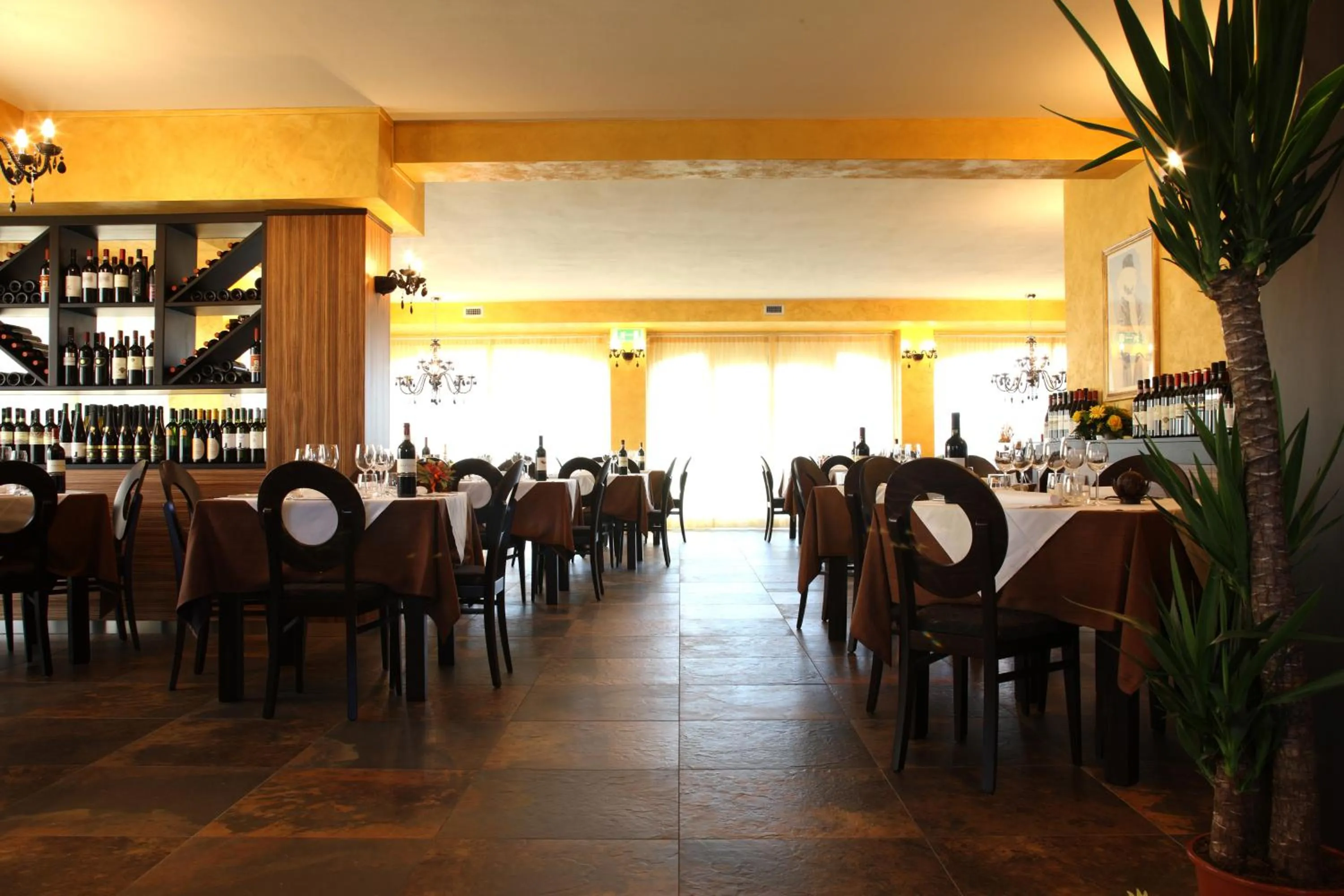 Restaurant/places to eat in T'AMI Hotel Resort Spa