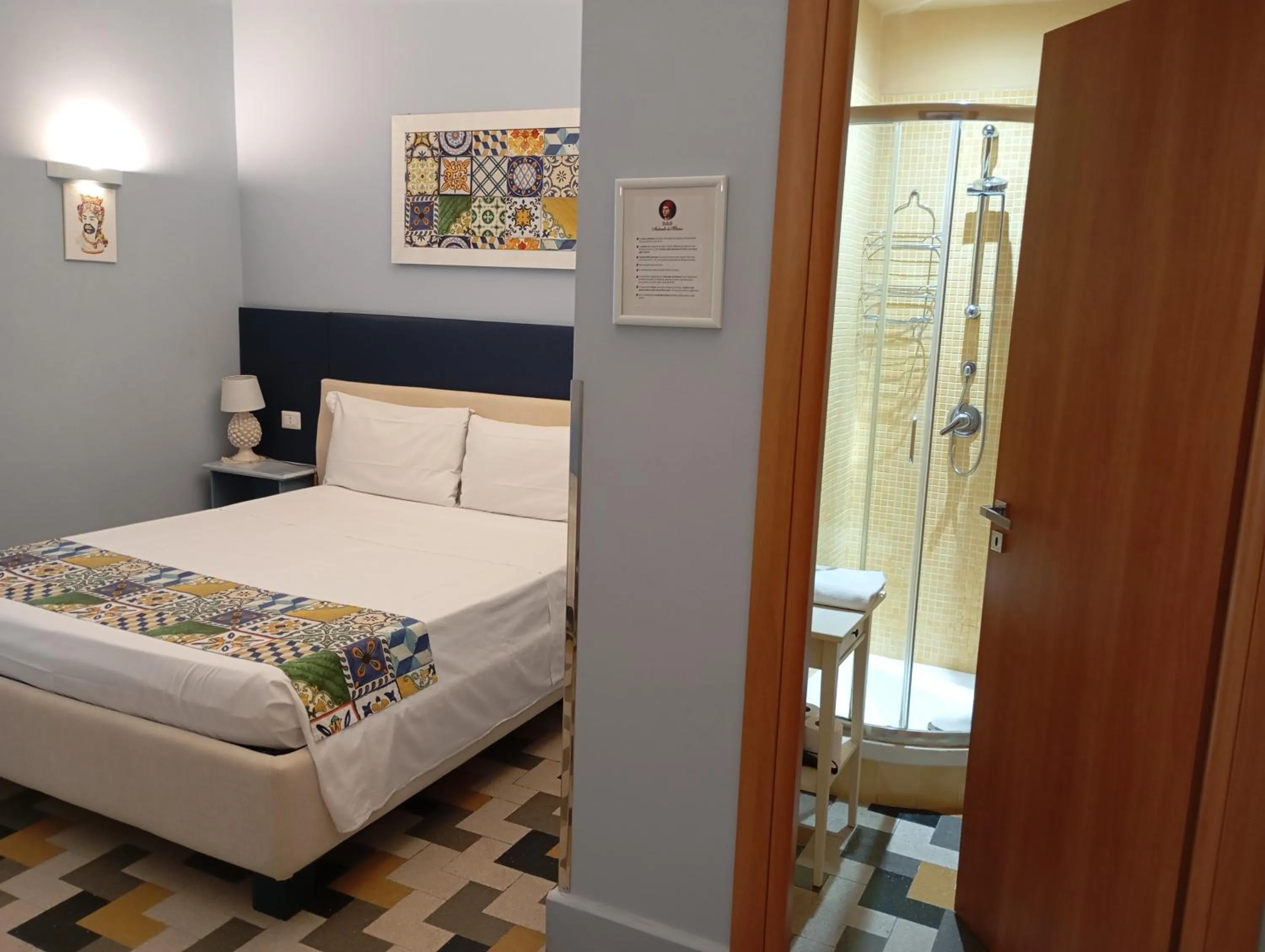 Shower, Bed in B&B Antonello da Messina