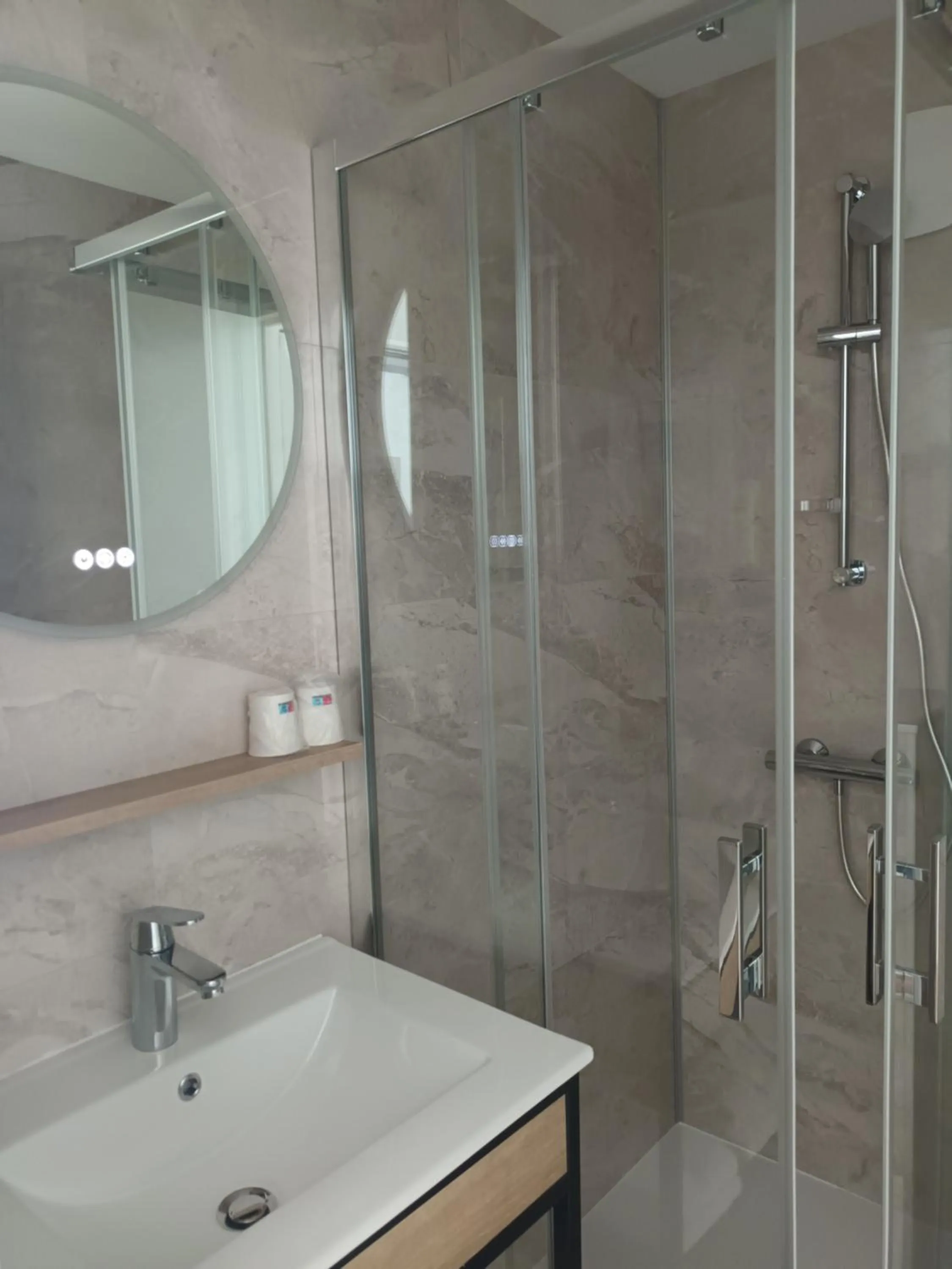 Bathroom in Hôtel-Restaurant Logis l'Aubrac Laguiole