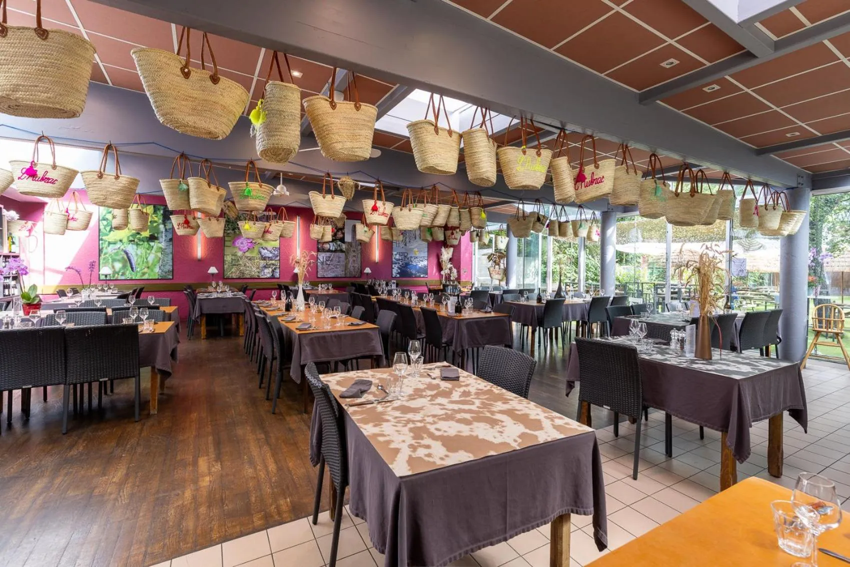 Restaurant/places to eat in Hôtel-Restaurant Logis l'Aubrac Laguiole