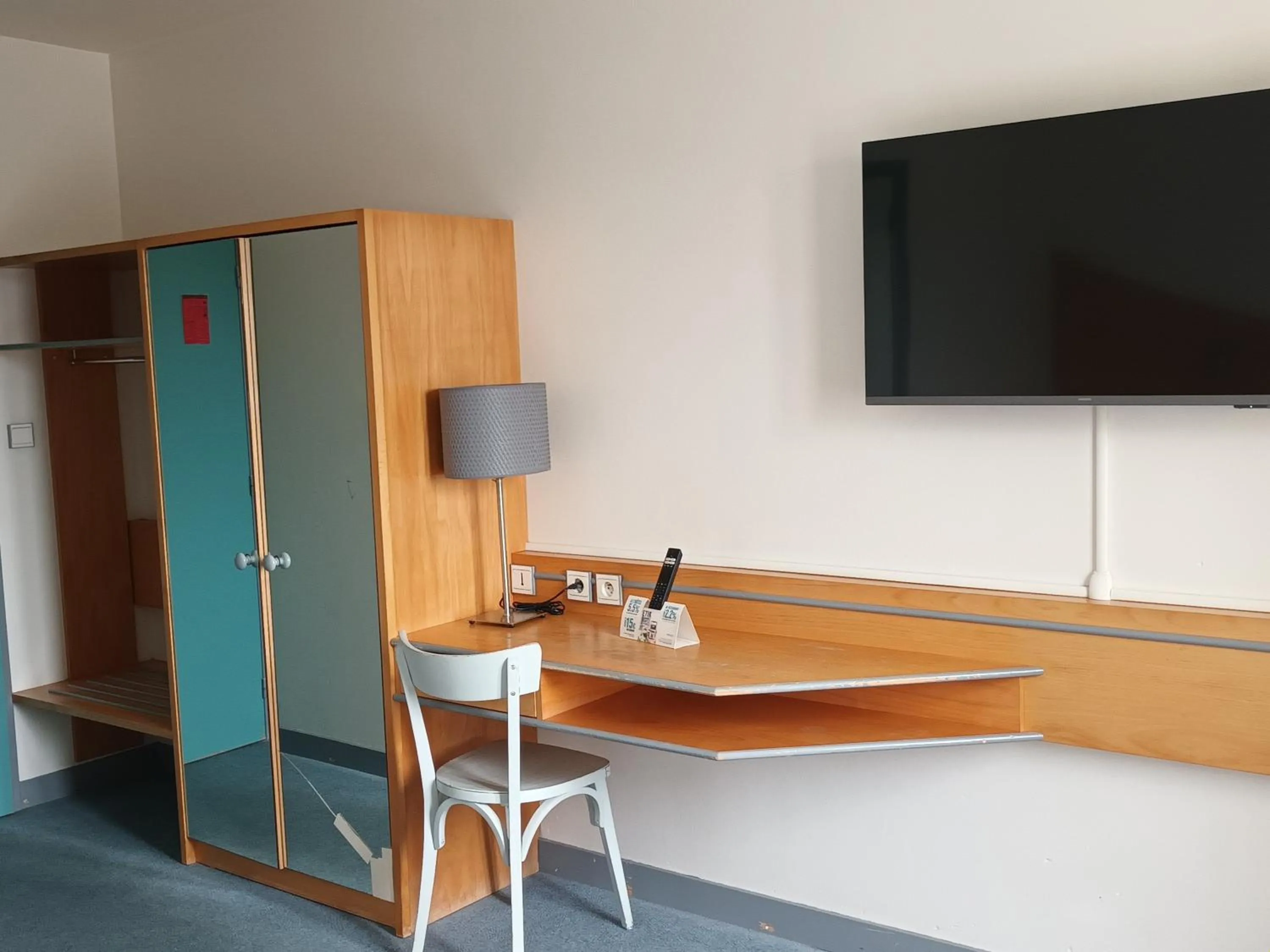 wardrobe in Hôtel-Restaurant Logis l'Aubrac Laguiole