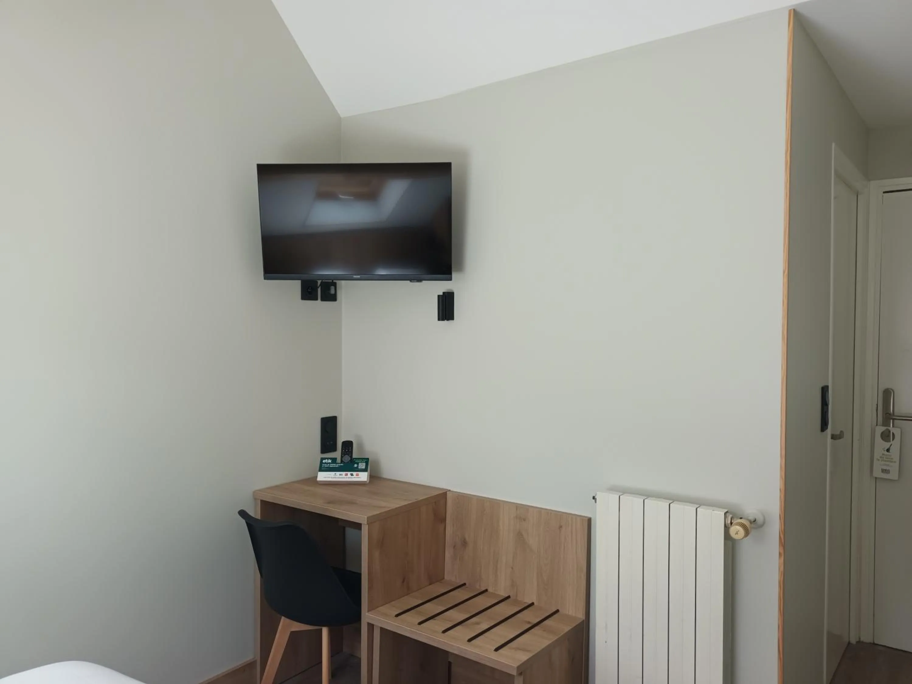 TV and multimedia in Hôtel-Restaurant Logis l'Aubrac Laguiole