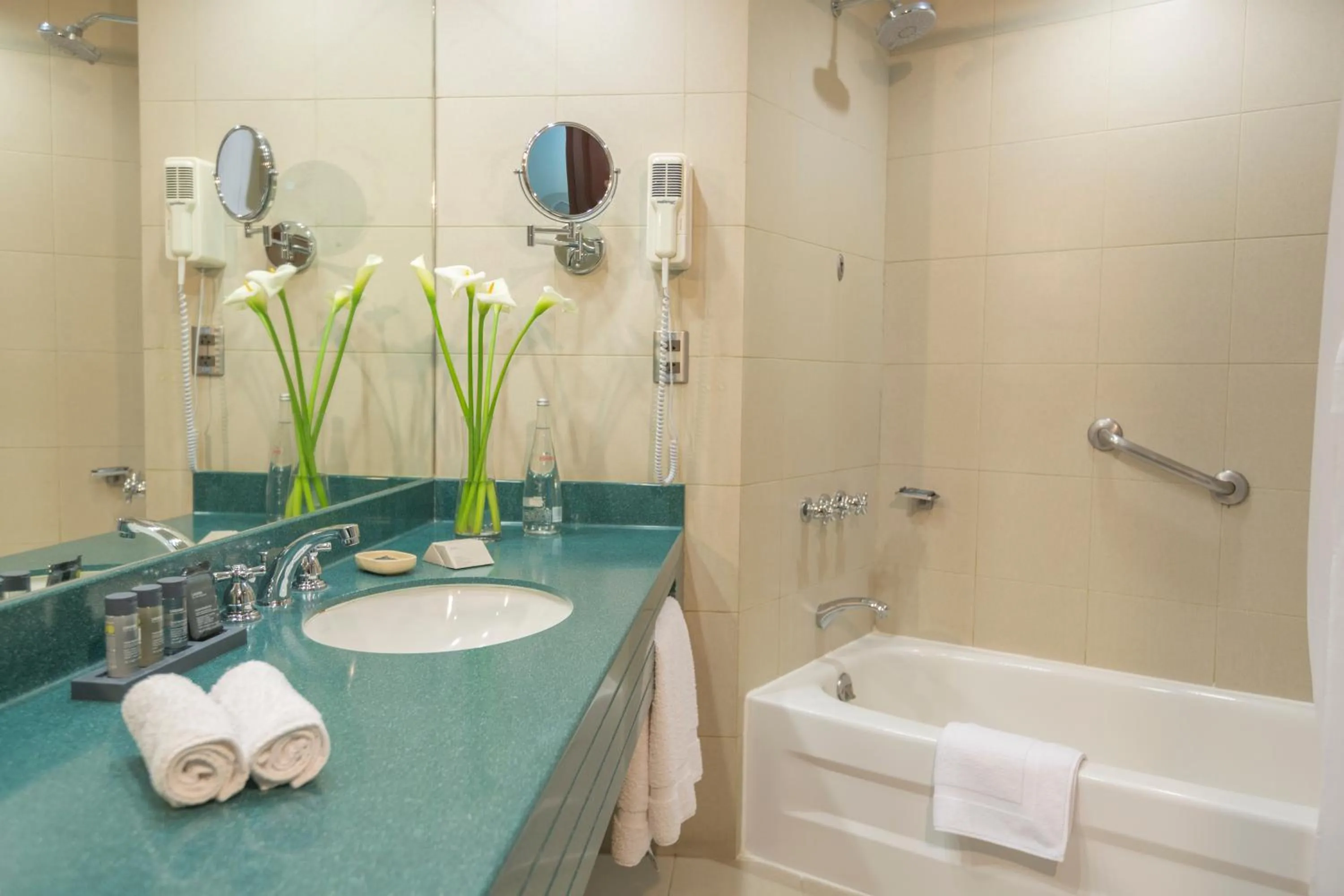 Shower in Delfines Hotel & Convention Center