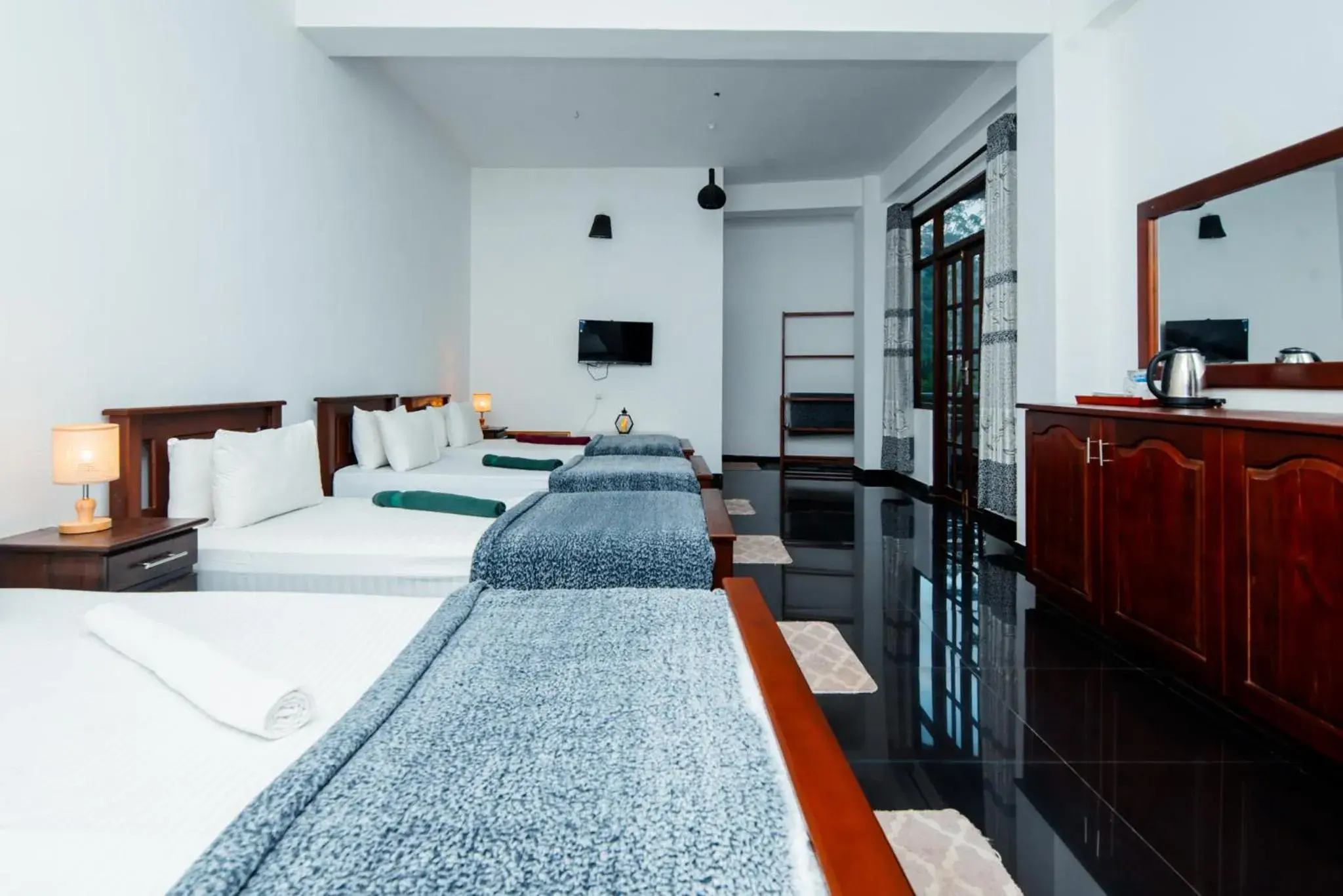 Family Room with Balcony in Adams Peak Inn Family Room with Balcony in Adams Peak Inn