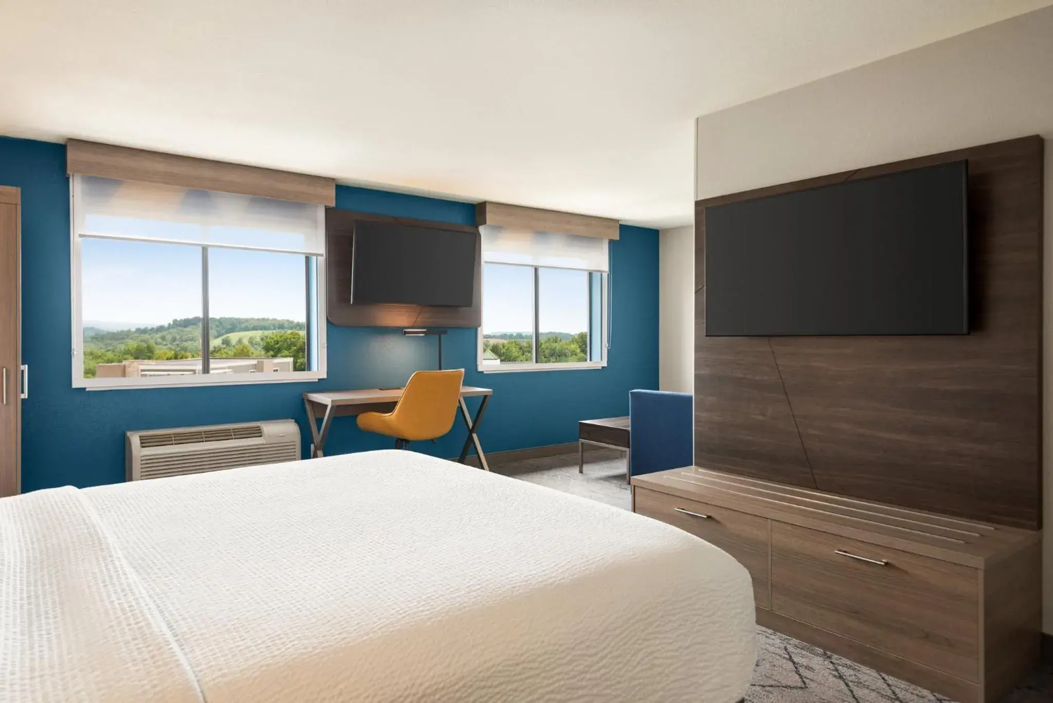 Photo of the whole room, Bed in Holiday Inn Express Morgantown by IHG Photo of the whole room, Bed in Holiday Inn Express Morgantown by IHG