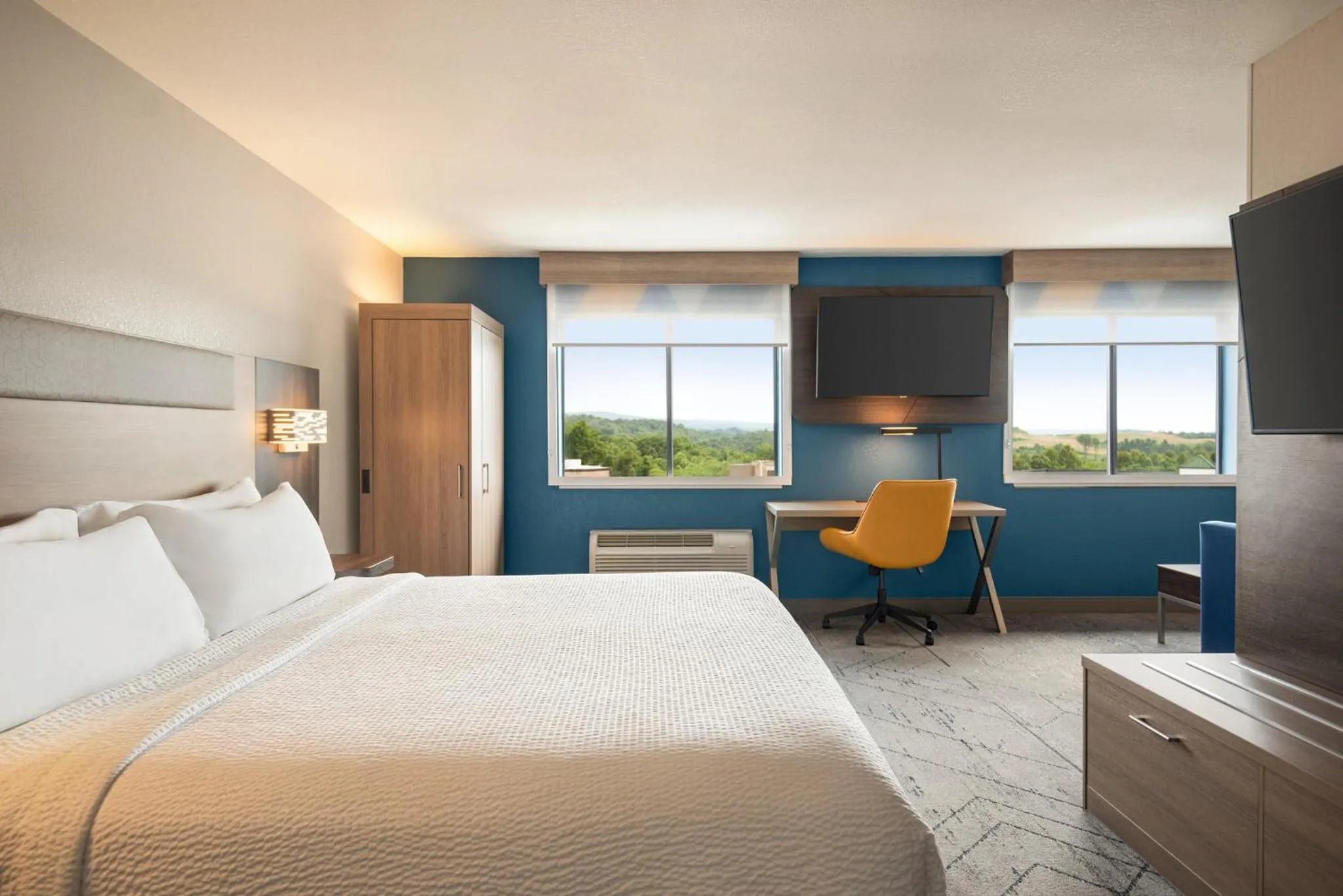 Photo of the whole room, Bed in Holiday Inn Express Morgantown by IHG