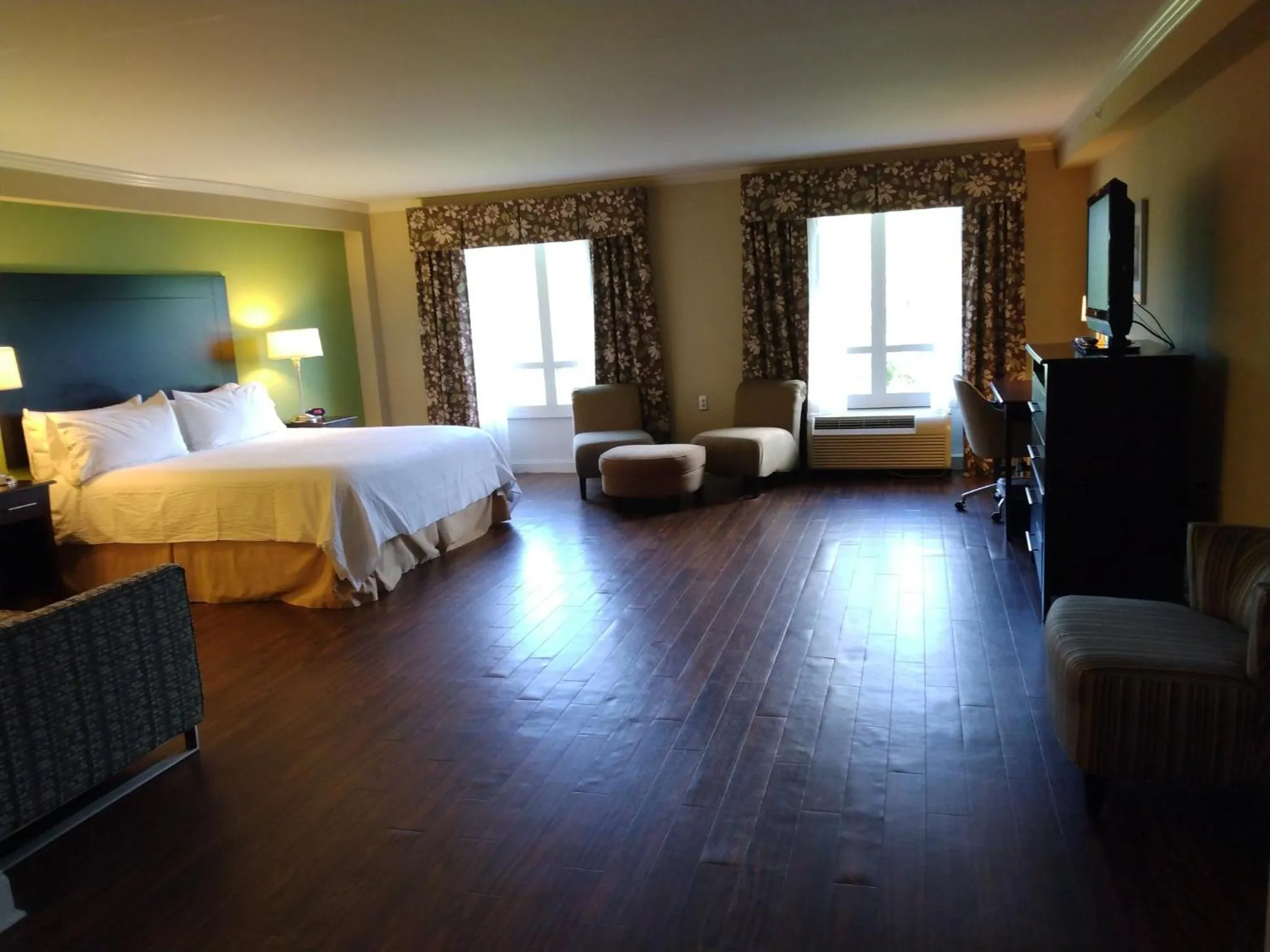 Photo of the whole room, Bed in Holiday Inn Macon North by IHG