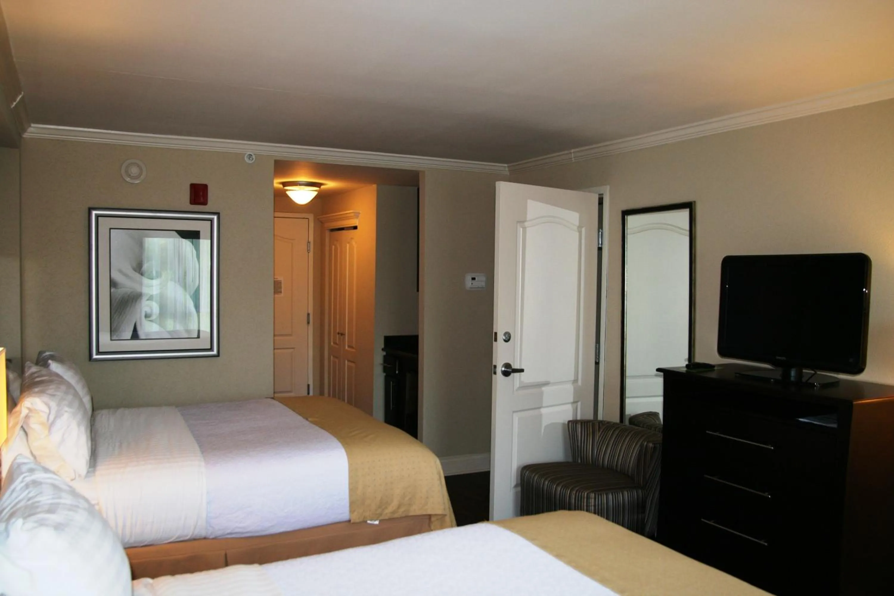 Photo of the whole room, Bed in Holiday Inn Macon North by IHG