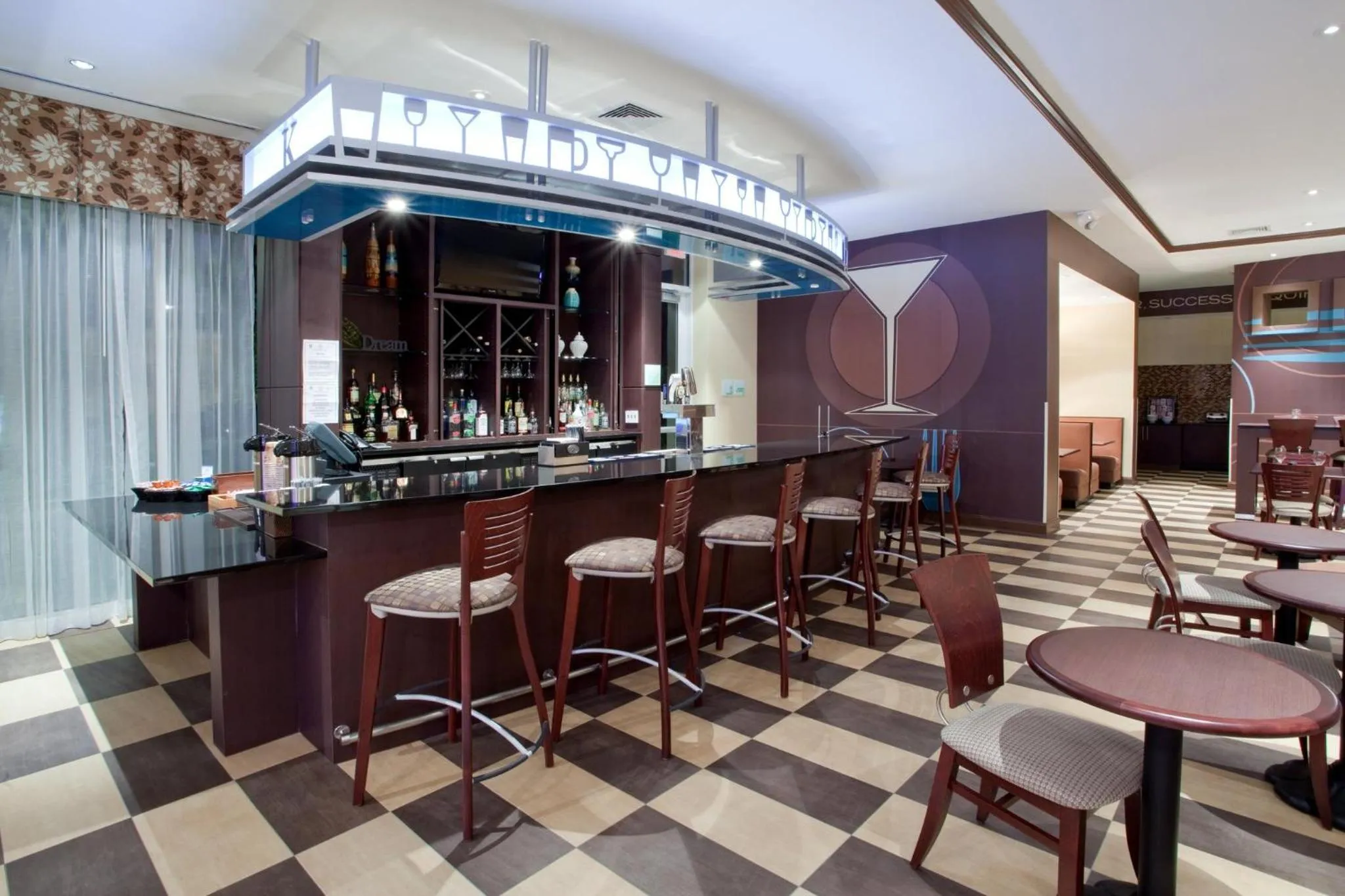 Lounge or bar in Holiday Inn Macon North by IHG