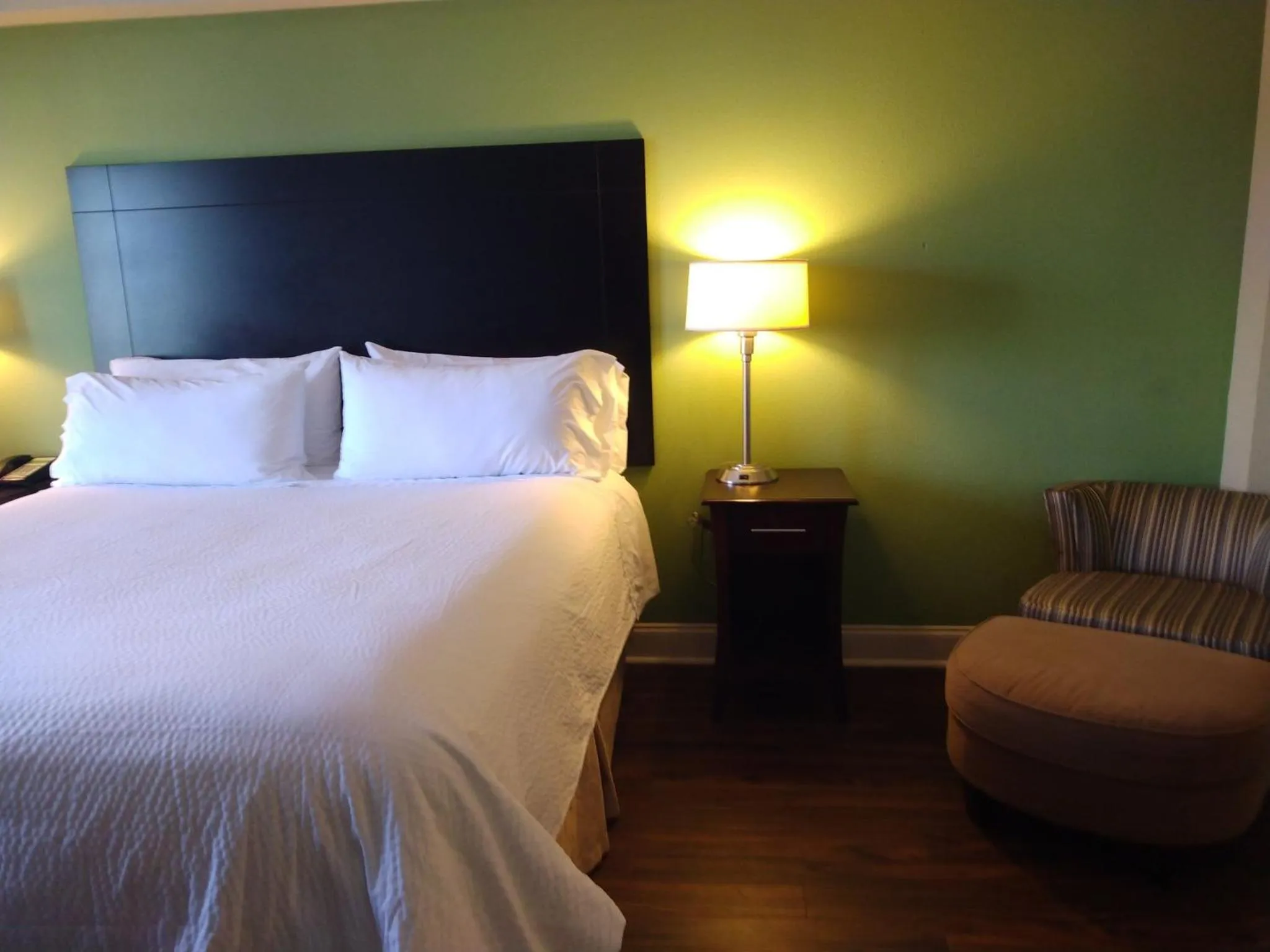 Photo of the whole room, Bed in Holiday Inn Macon North by IHG