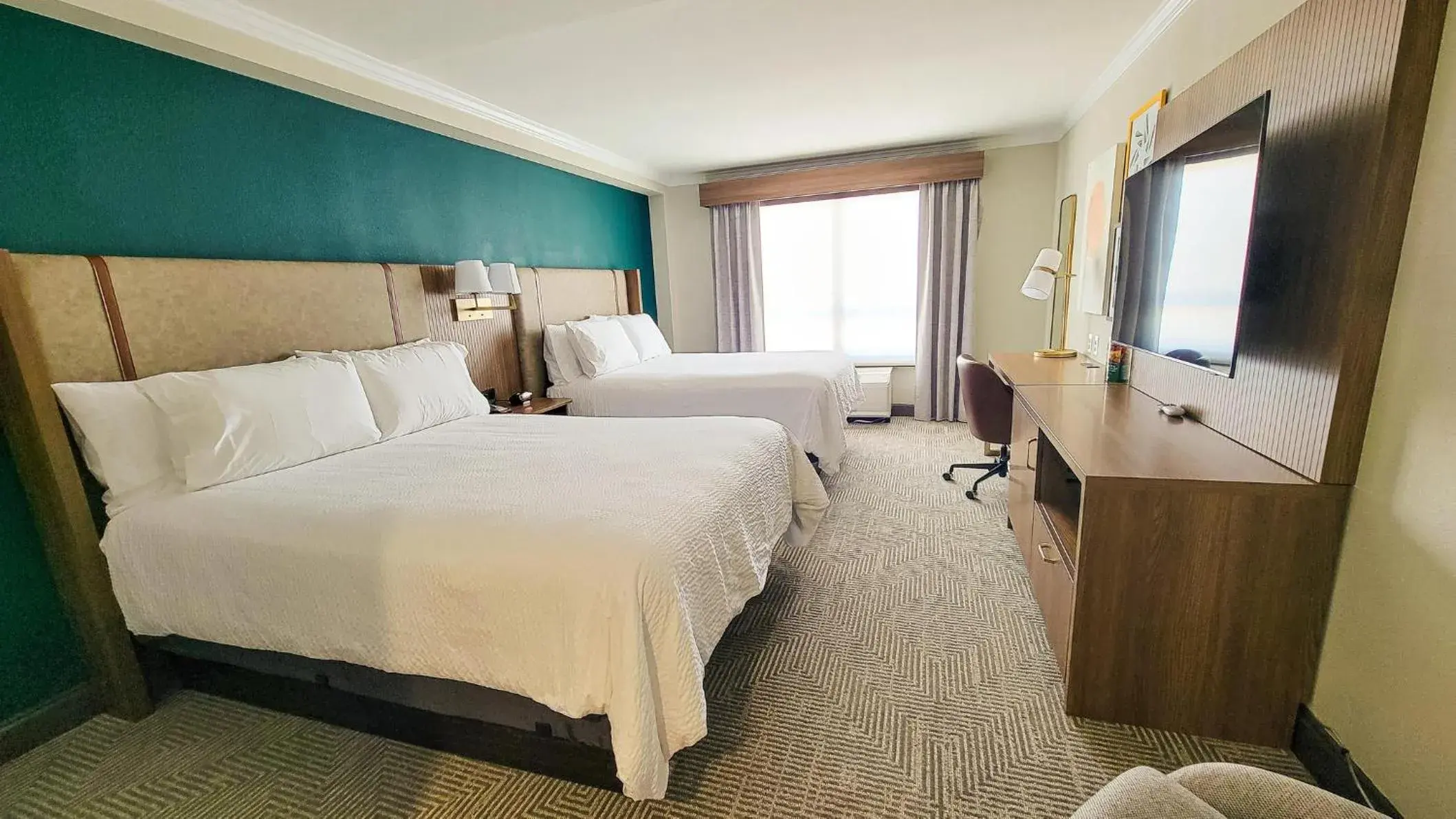 Photo of the whole room, Bed in Holiday Inn Macon North by IHG Photo of the whole room, Bed in Holiday Inn Macon North by IHG