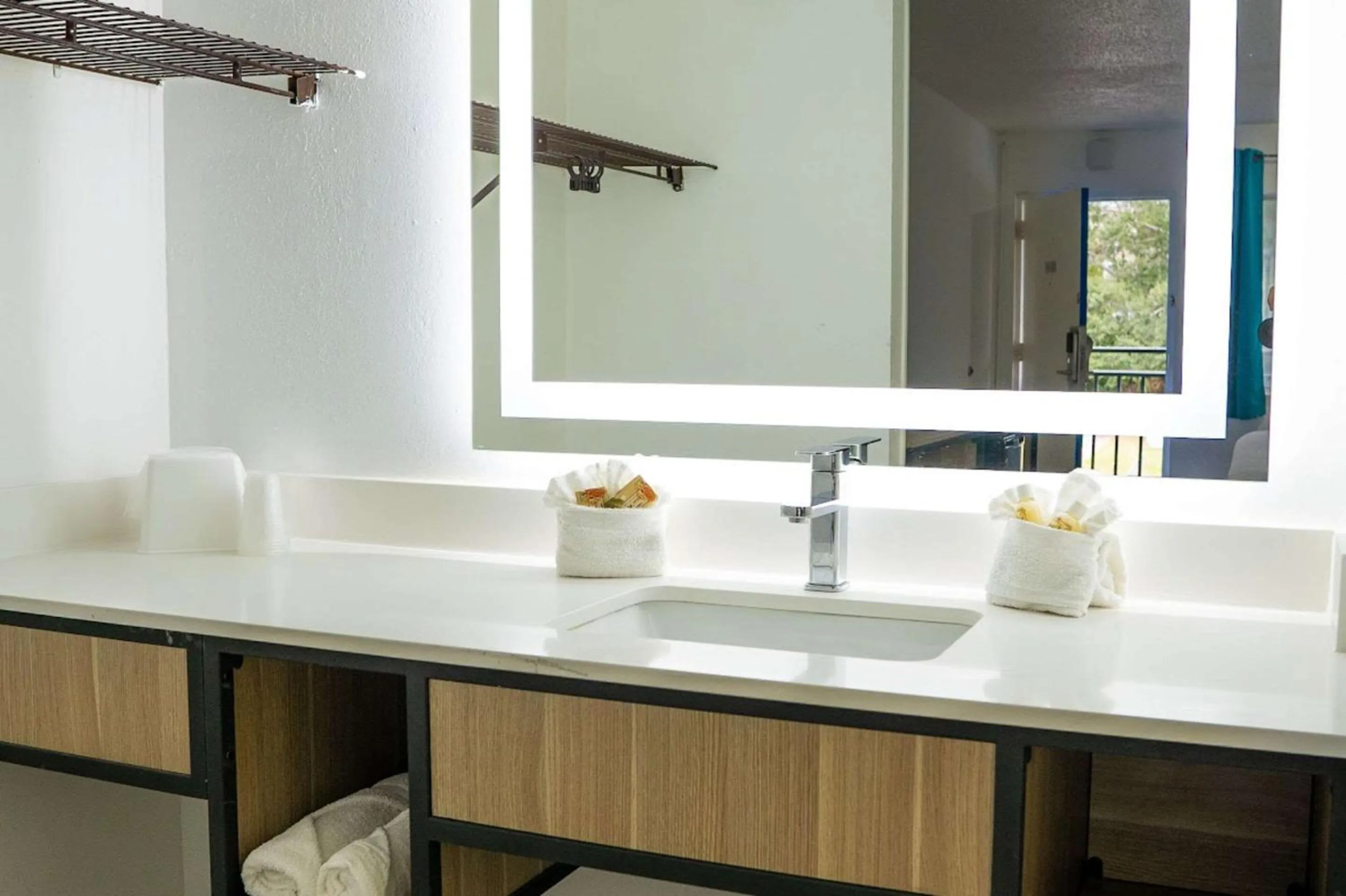 Bedroom in Rodeway Inn Clearwater - Central