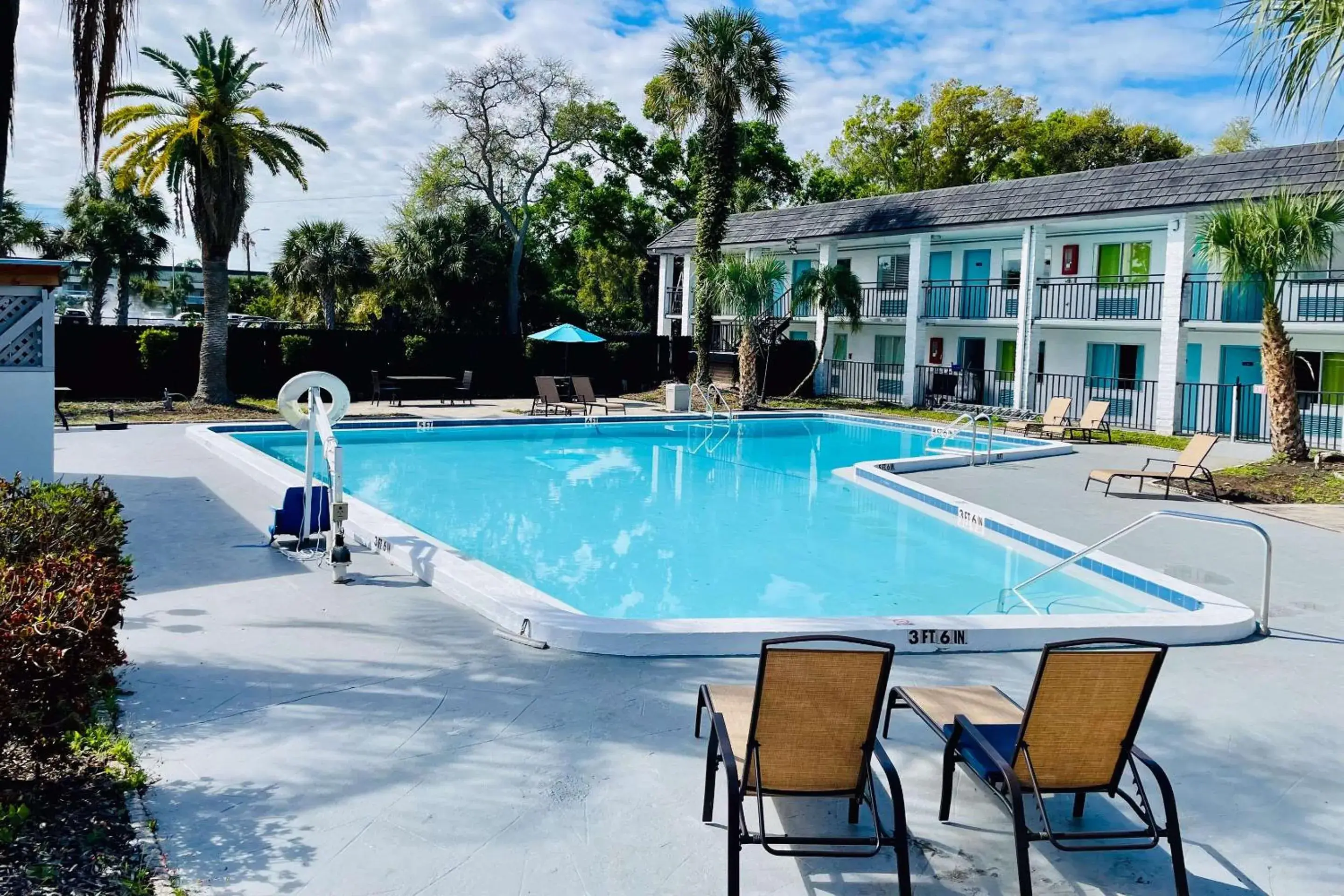 Swimming pool in Rodeway Inn Clearwater - Central Swimming pool in Rodeway Inn Clearwater - Central