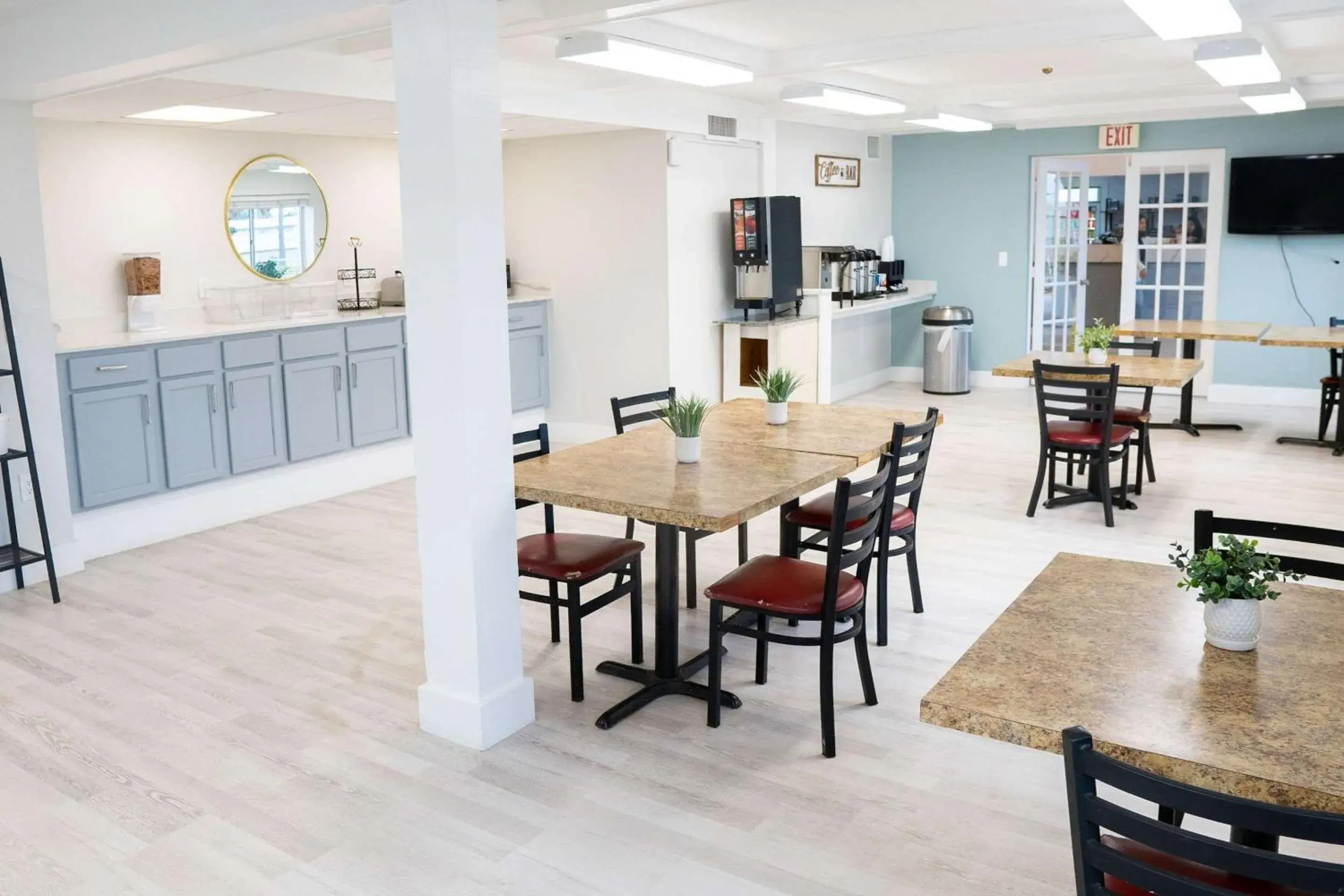 Breakfast in Rodeway Inn Clearwater - Central Breakfast in Rodeway Inn Clearwater - Central