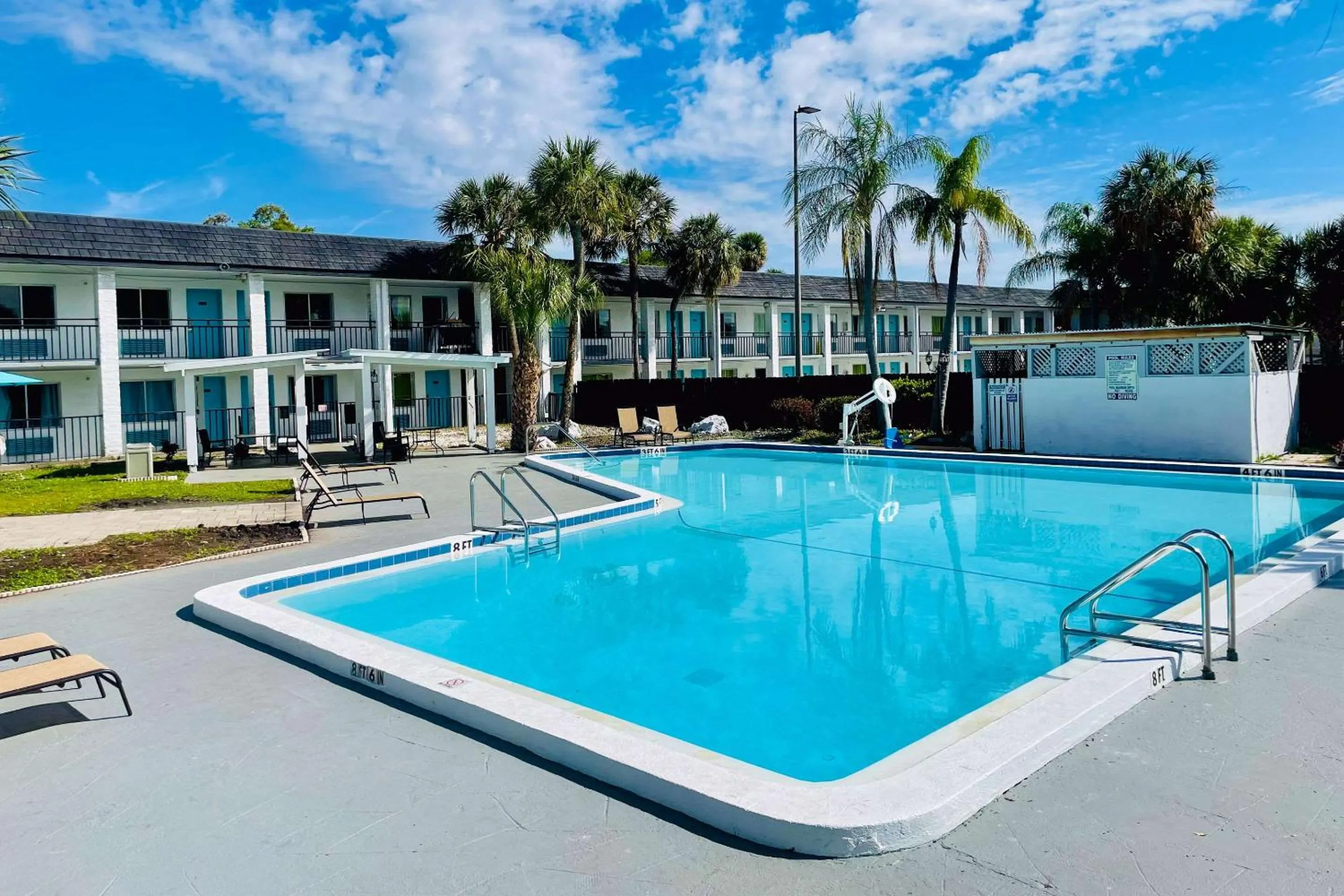 Swimming pool in Rodeway Inn Clearwater - Central