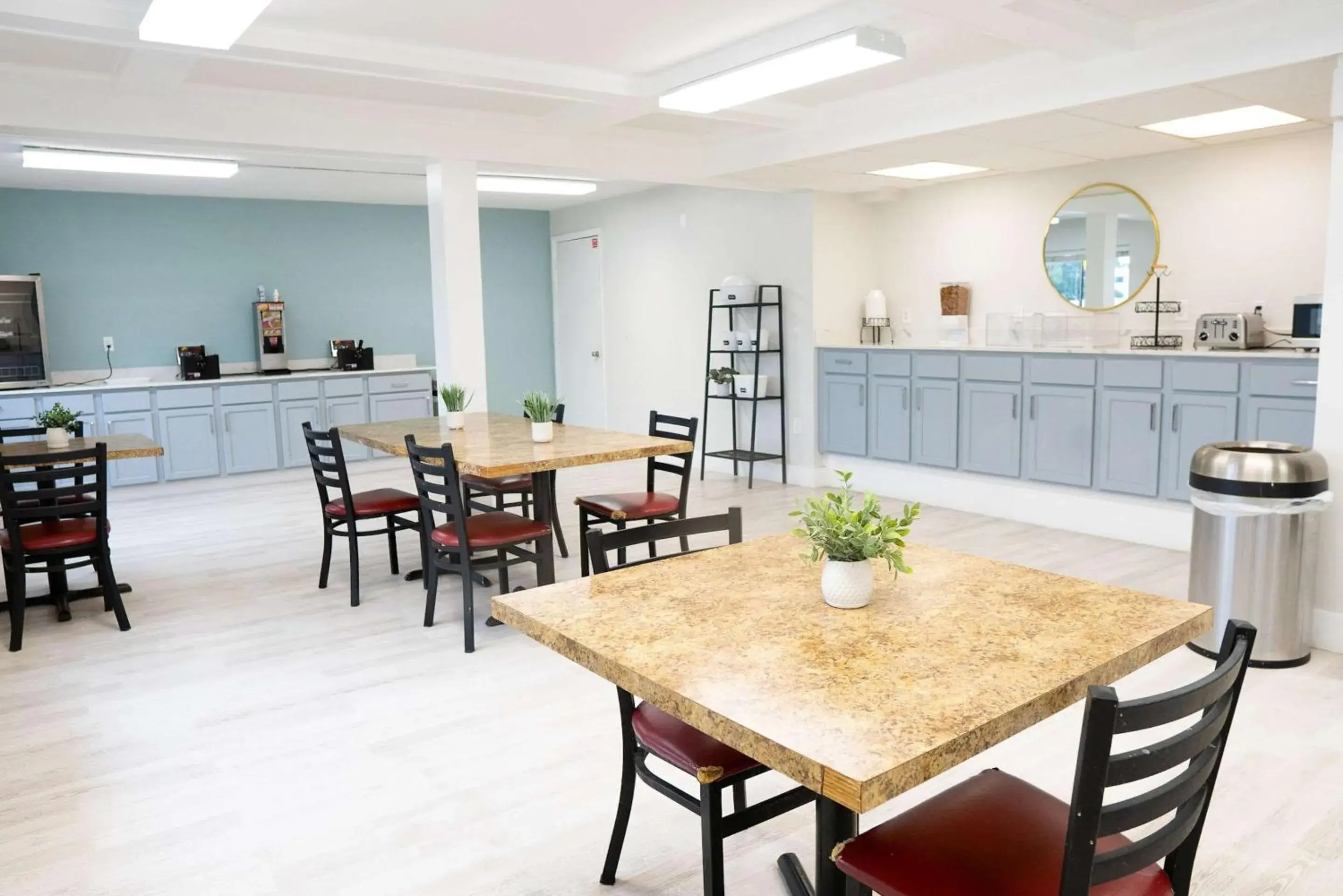 Breakfast in Rodeway Inn Clearwater - Central Breakfast in Rodeway Inn Clearwater - Central