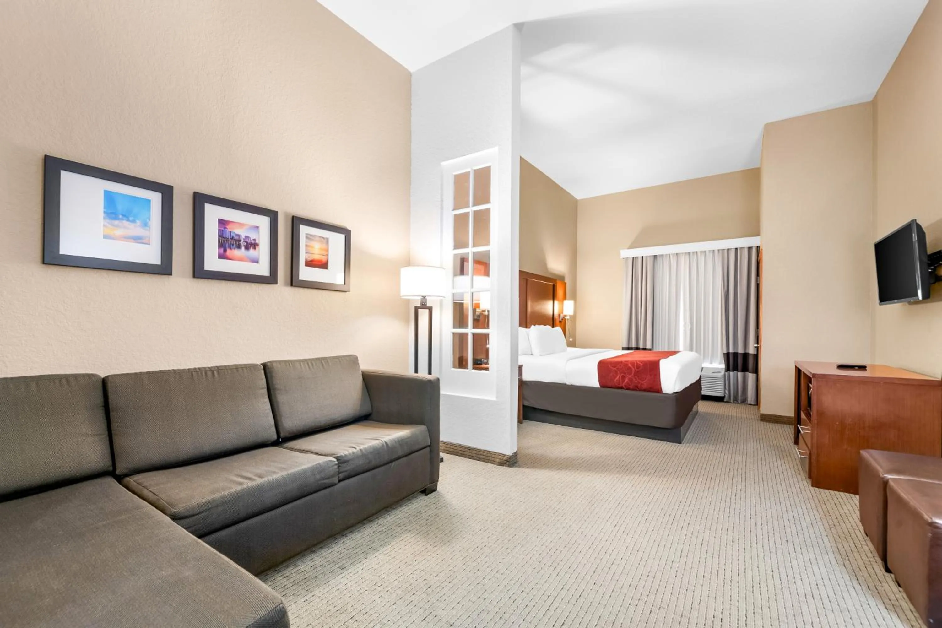 Living room in Comfort Suites Orlando Airport