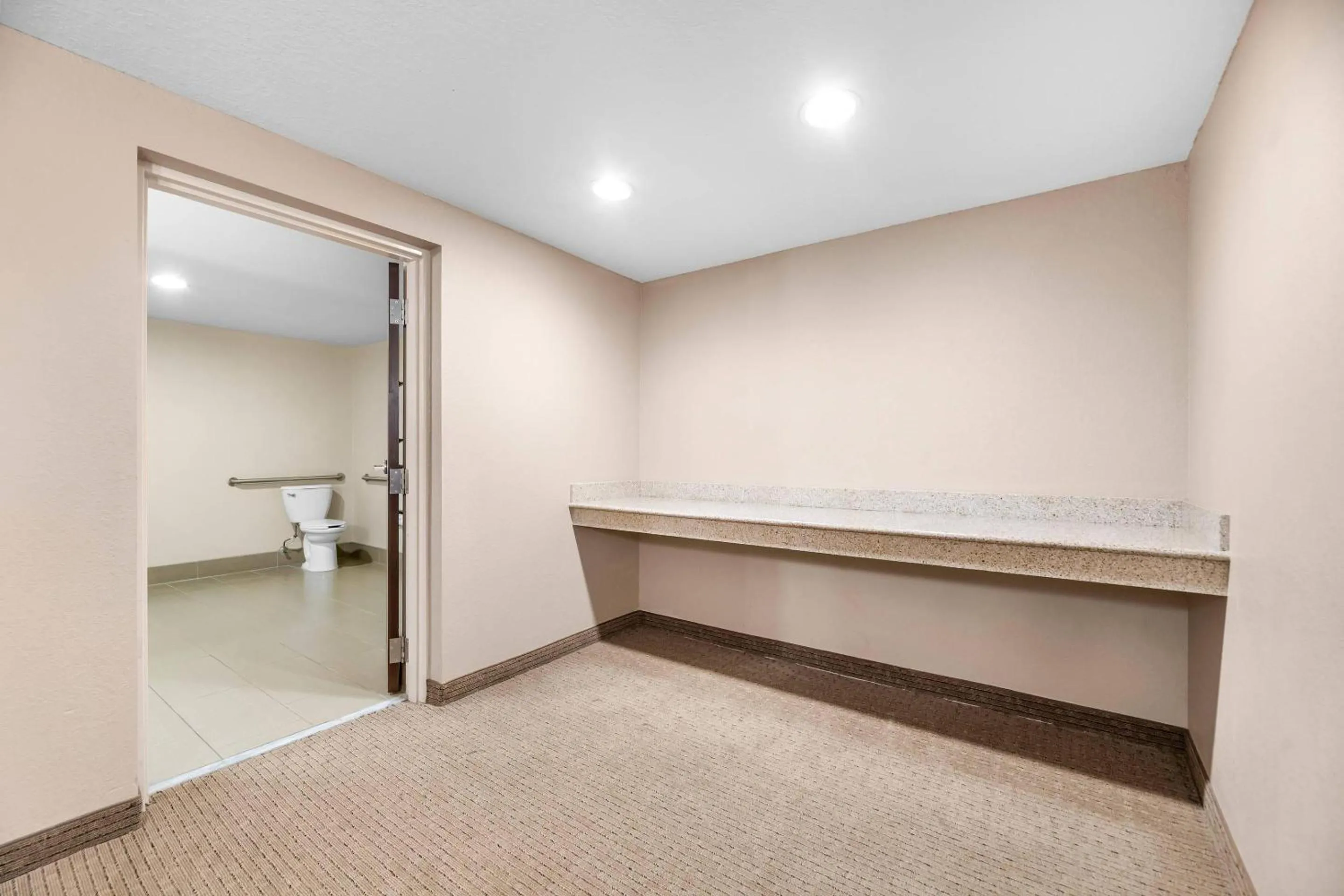 Bedroom in Comfort Suites Orlando Airport