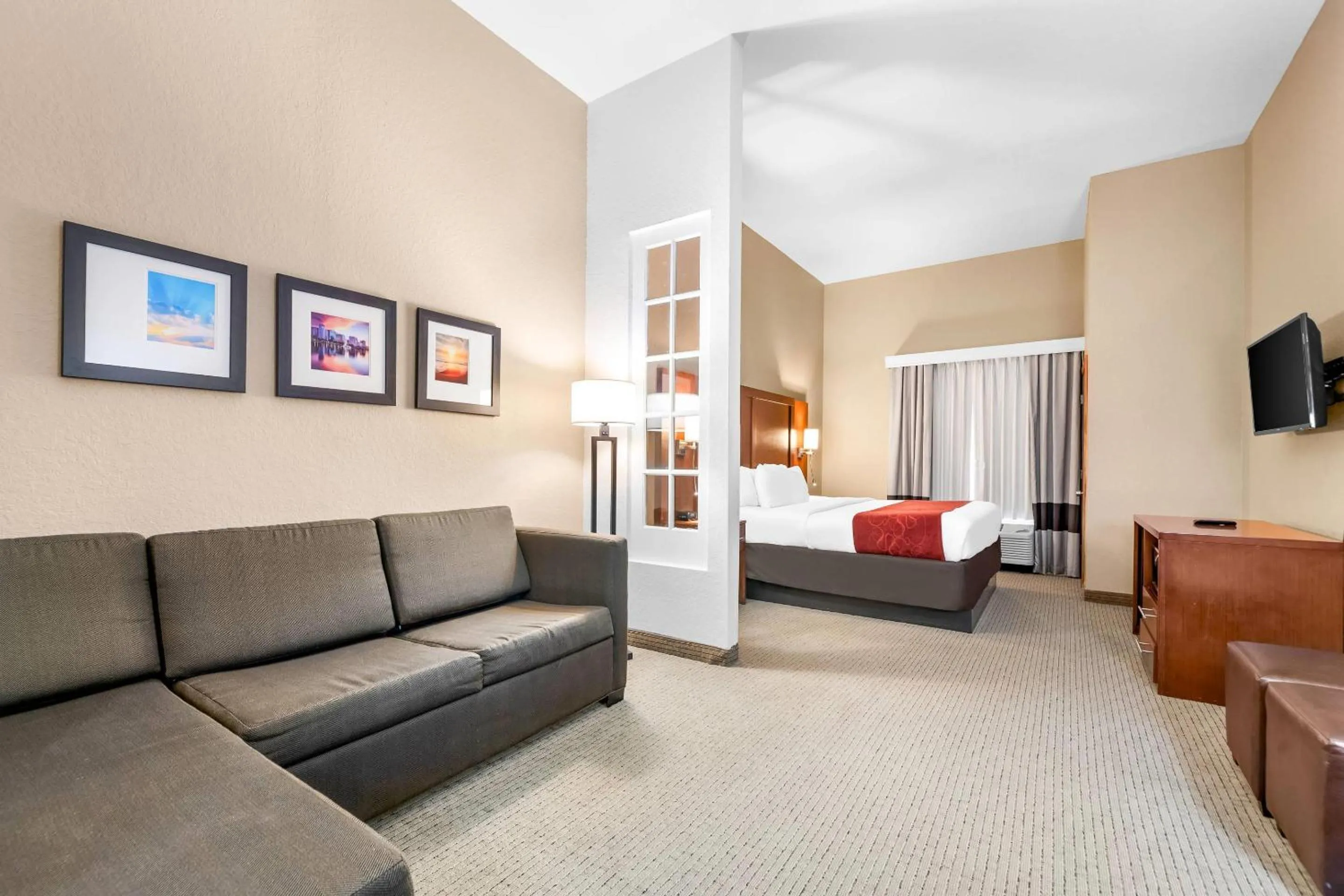 Bedroom in Comfort Suites Orlando Airport
