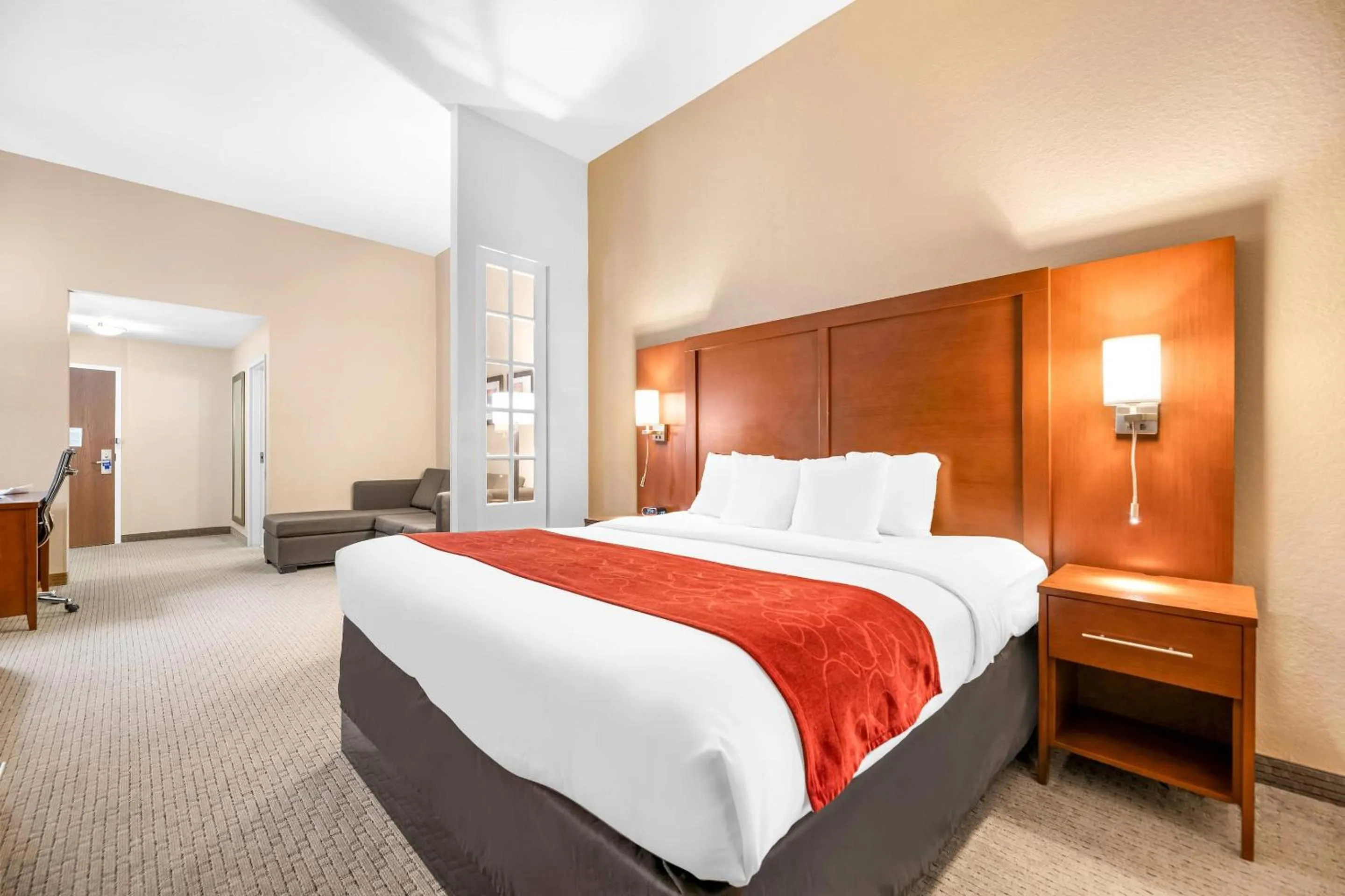 Bedroom, Bed in Comfort Suites Orlando Airport